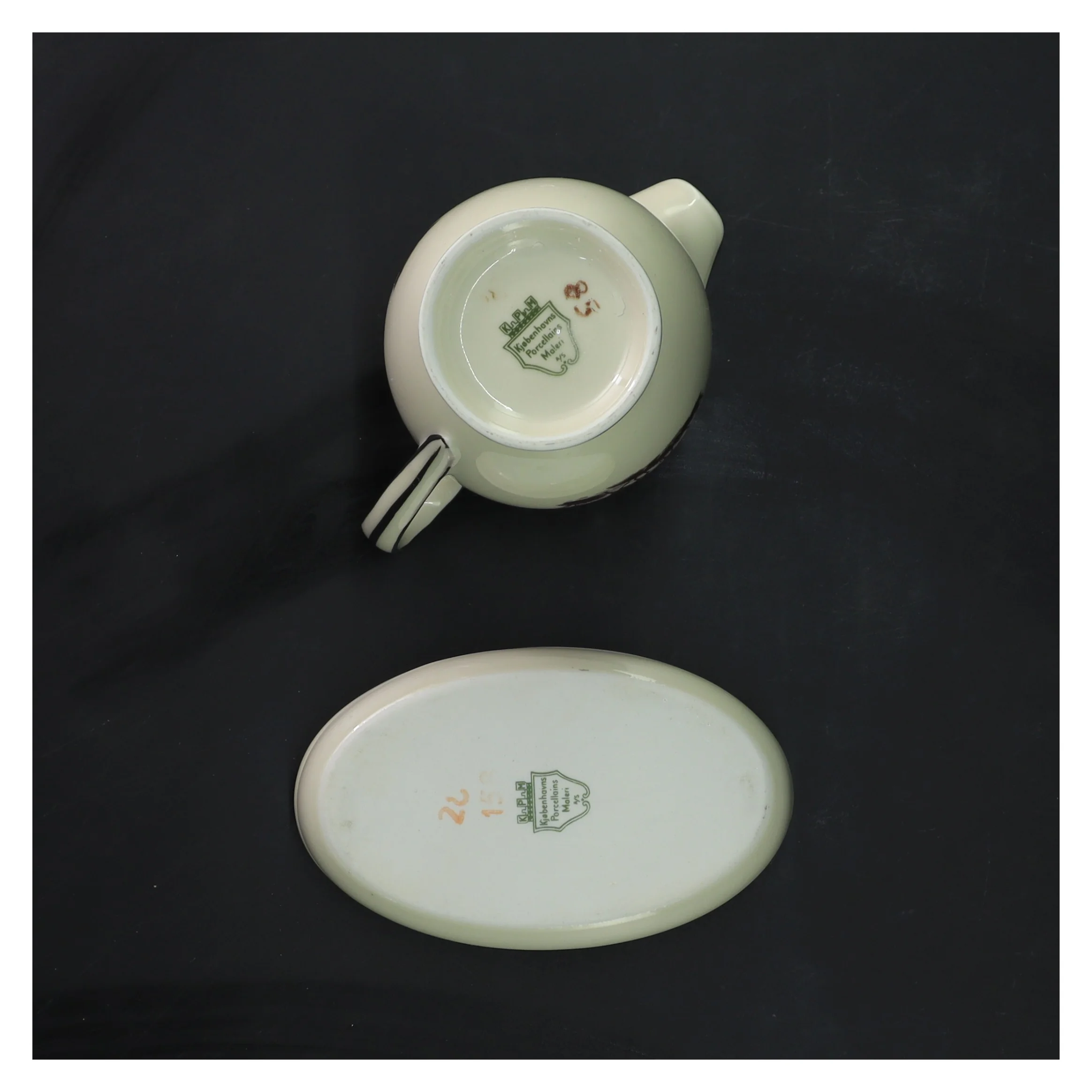 Flødekande og tallerkener med dyremotiv fra Kjøbenshavn Porcellains Maleri (str. 12x7,5 og 12x7 cm)