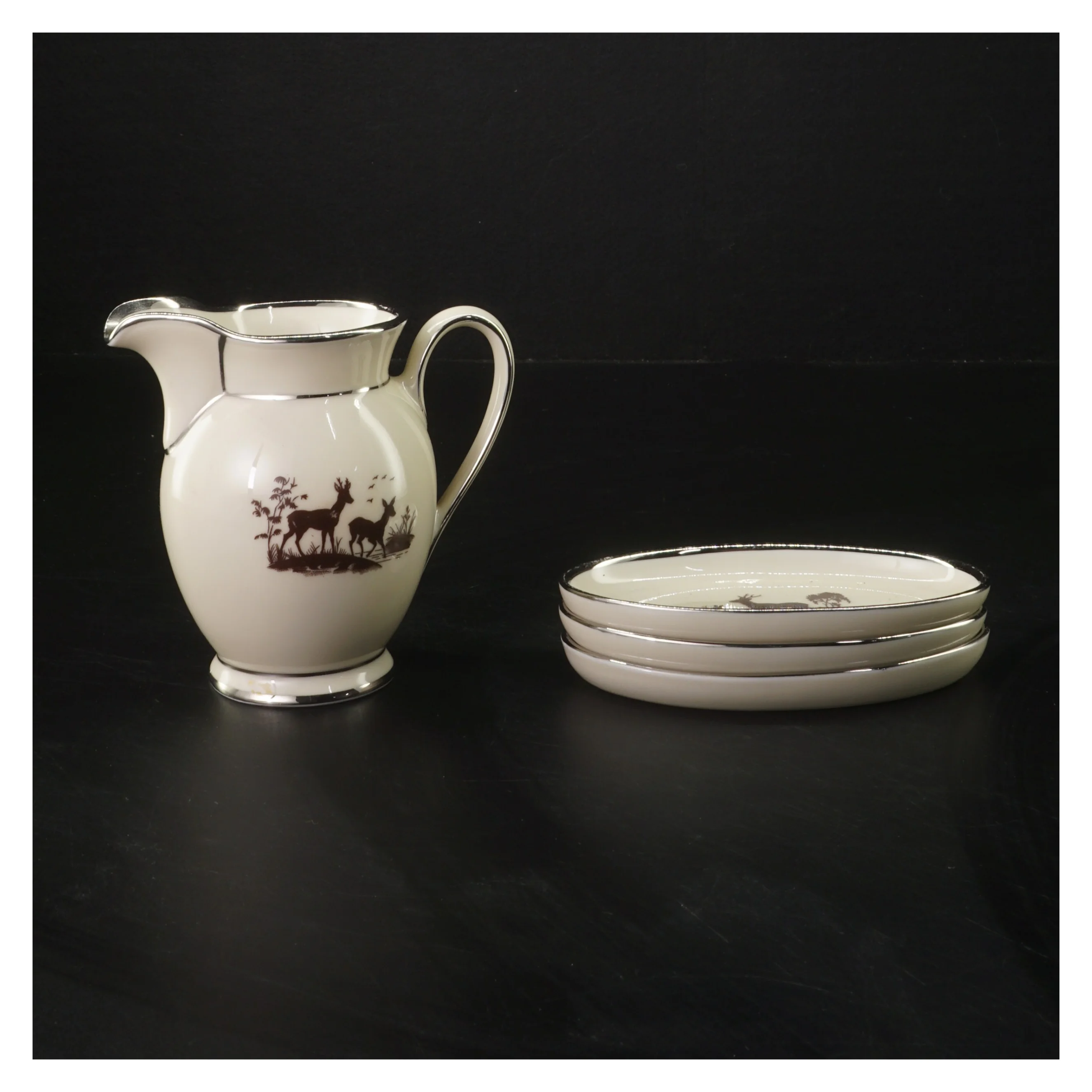 Flødekande og tallerkener med dyremotiv fra Kjøbenshavn Porcellains Maleri (str. 12x7,5 og 12x7 cm)