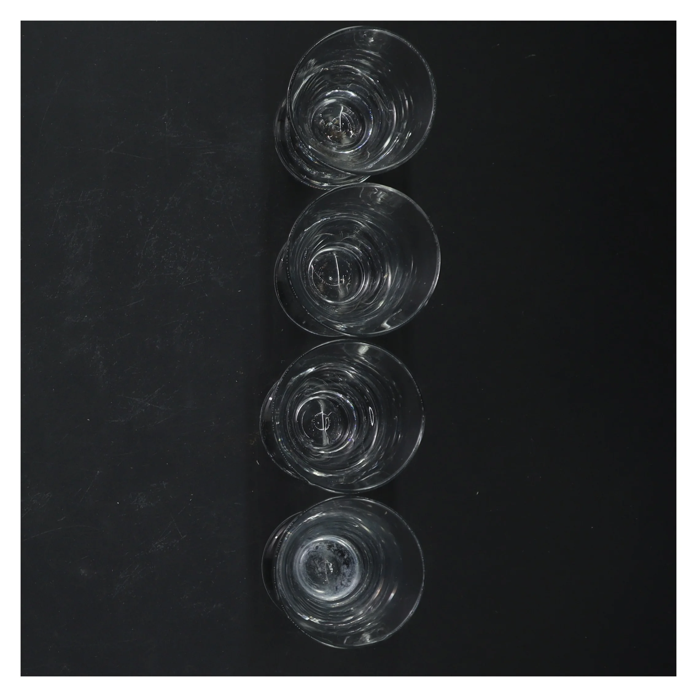 Sæt med fire små glas (str. 8 cm)