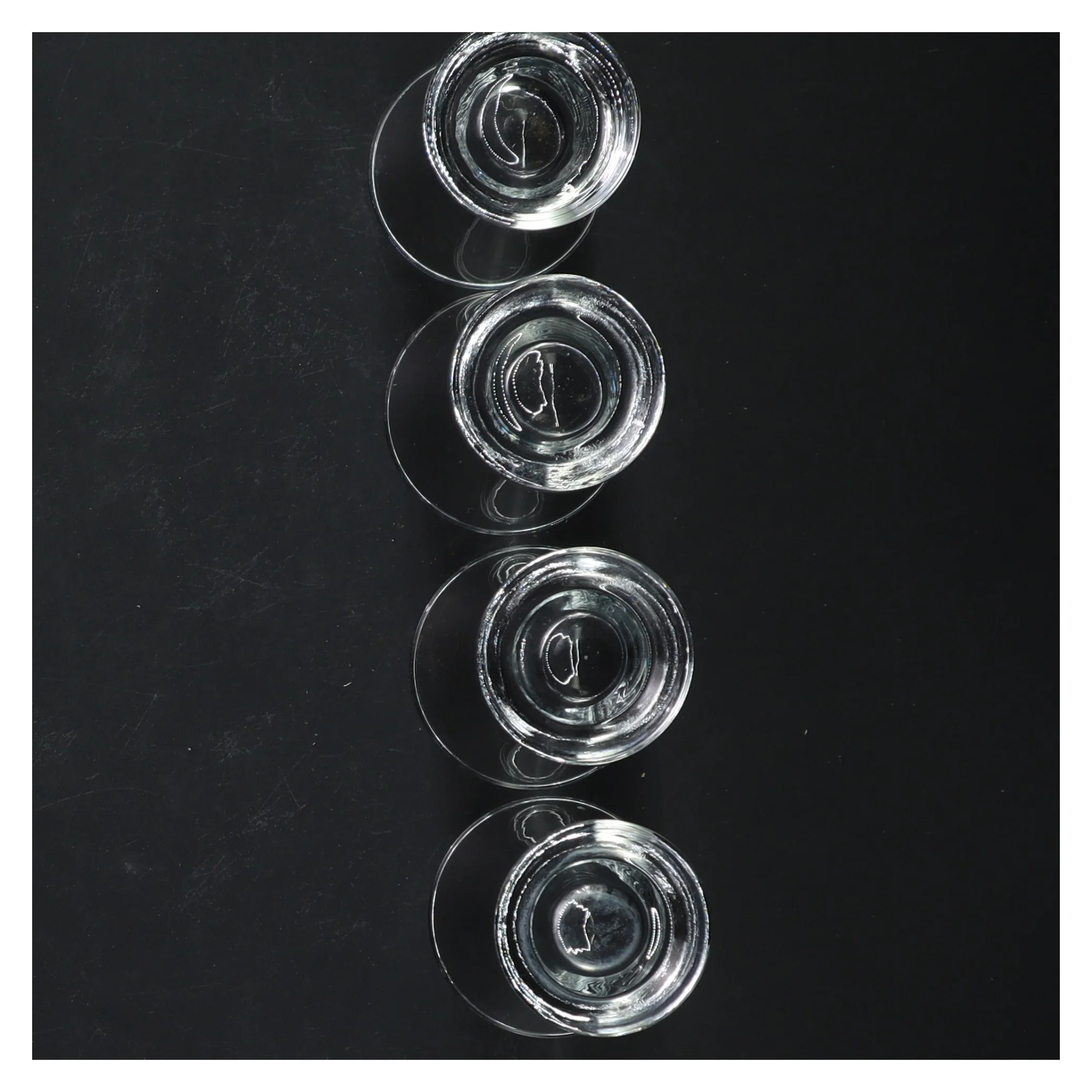 Sæt med fire små glas (str. 8 cm)