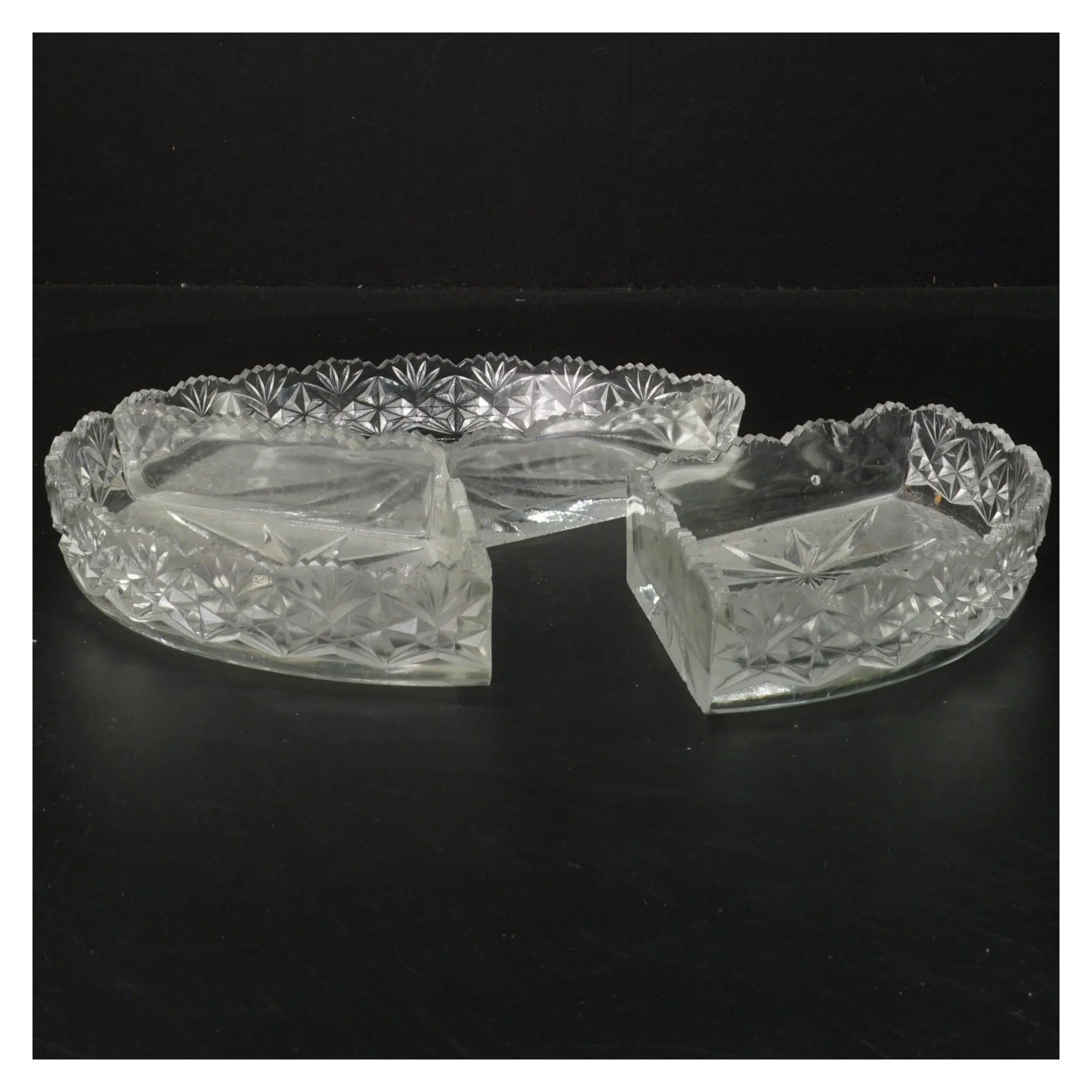 Rundt inddelt glasfad med stjernemønster (str. 3 stk 17x10 cm)