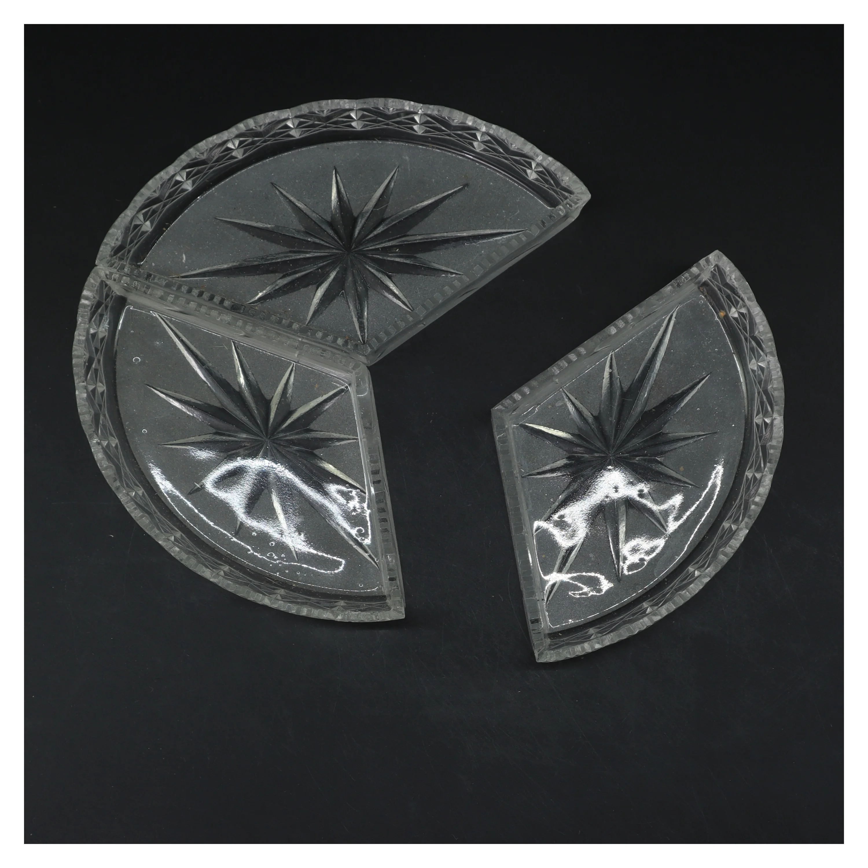 Rundt inddelt glasfad med stjernemønster (str. 3 stk 17x10 cm)