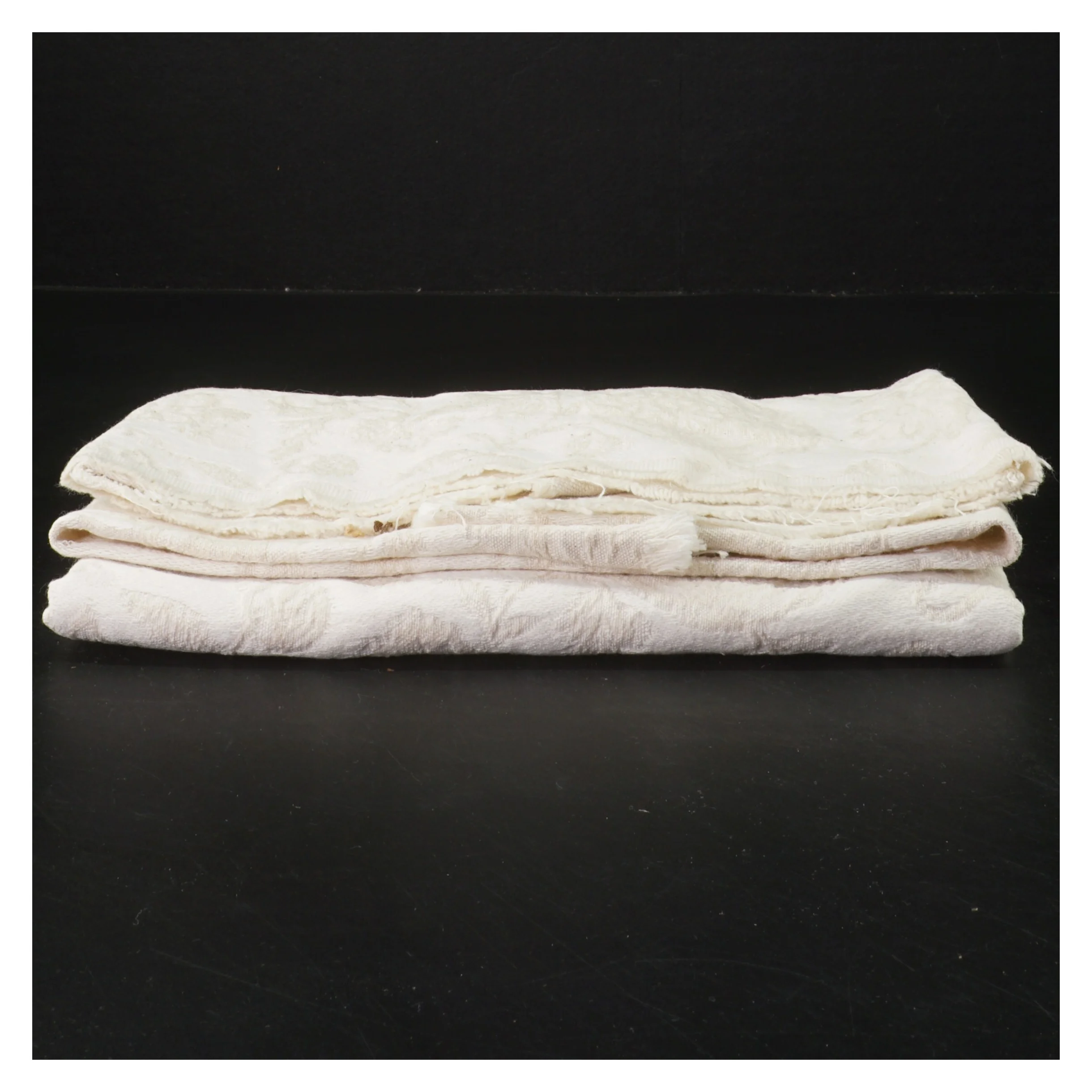 Broderet hvid stof, Damask (str. 57x51 cm) fra Damask