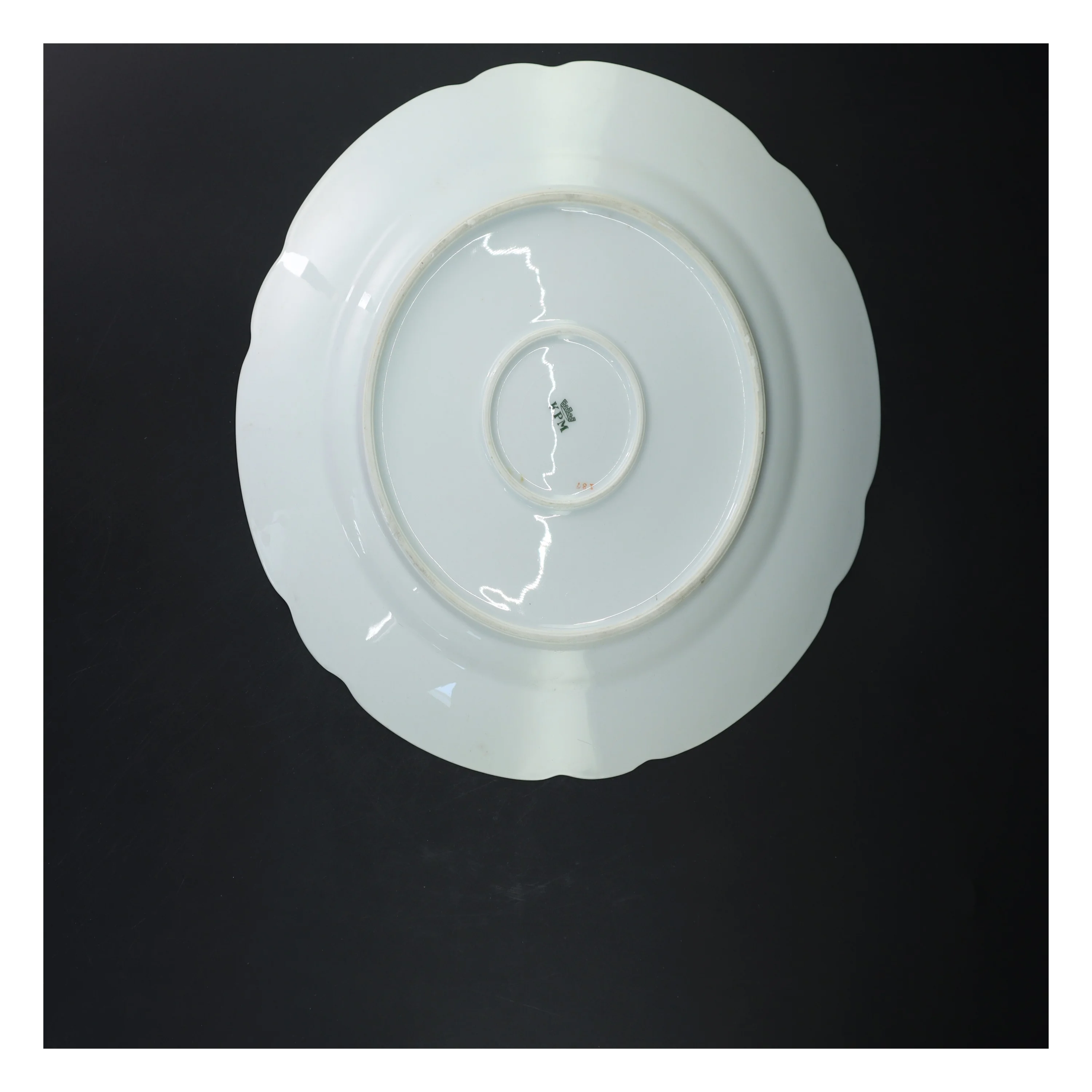 Porcelænsfad med blomstermønster fra KPM (str. Ø 30 cm)