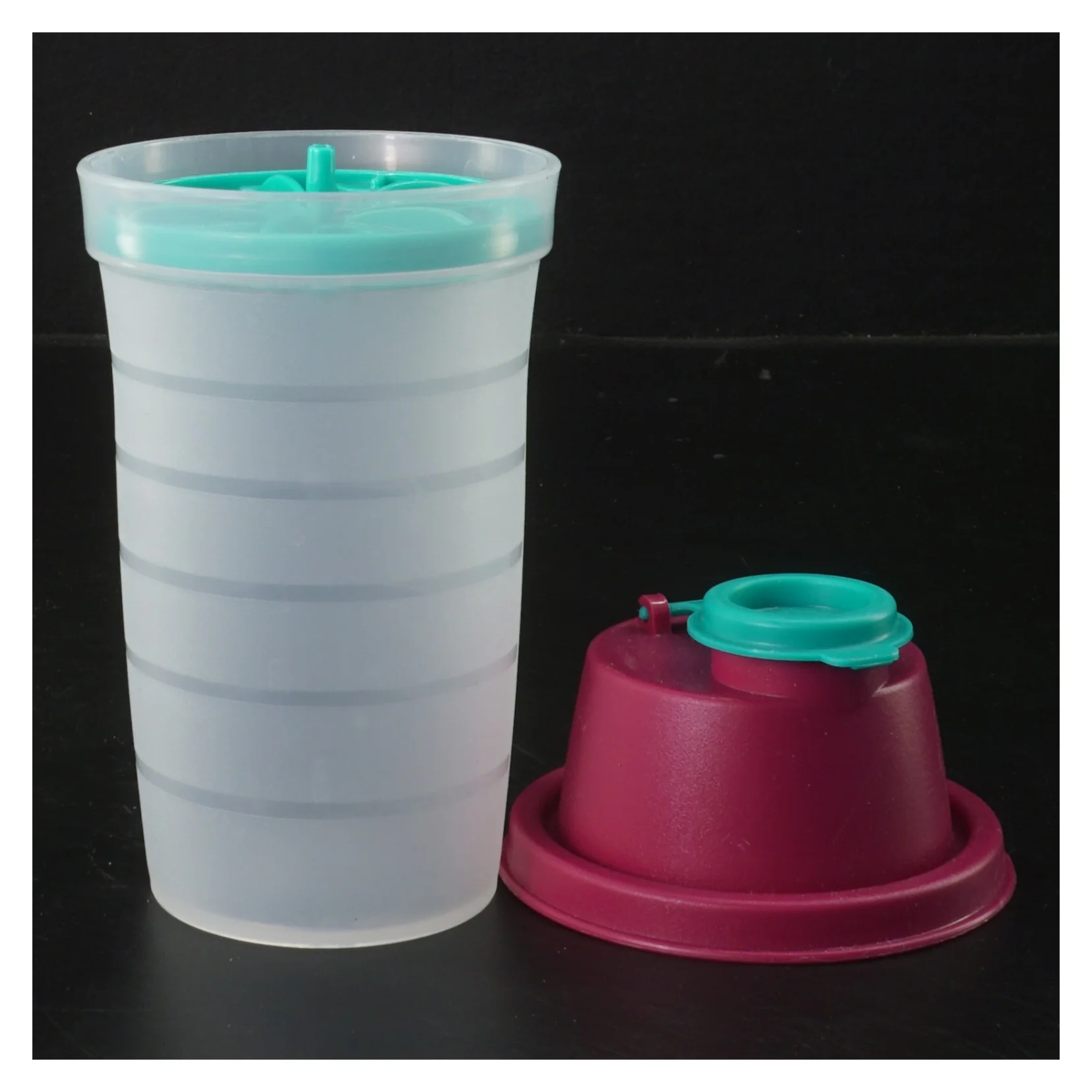 Ny. shaker med låg (str. 16 cm)fra Tupperware 