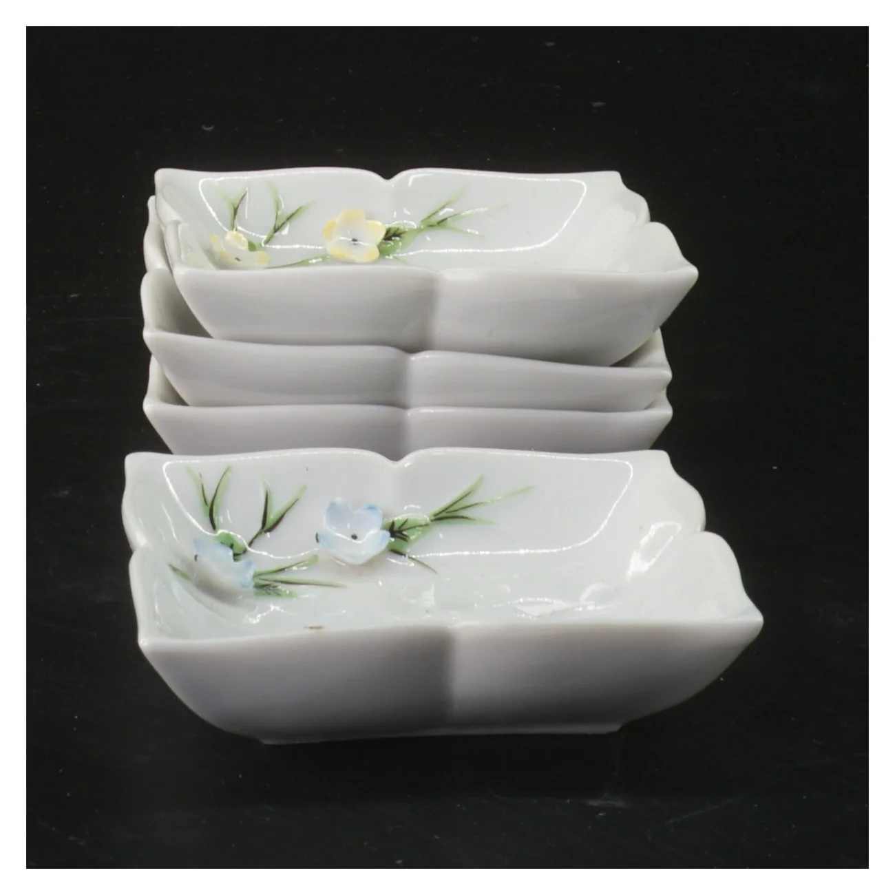 4 Dekorative små skåle/ fade med blomster (str. 4 stk 7,5x8,5 cm)til f.eks sushi 