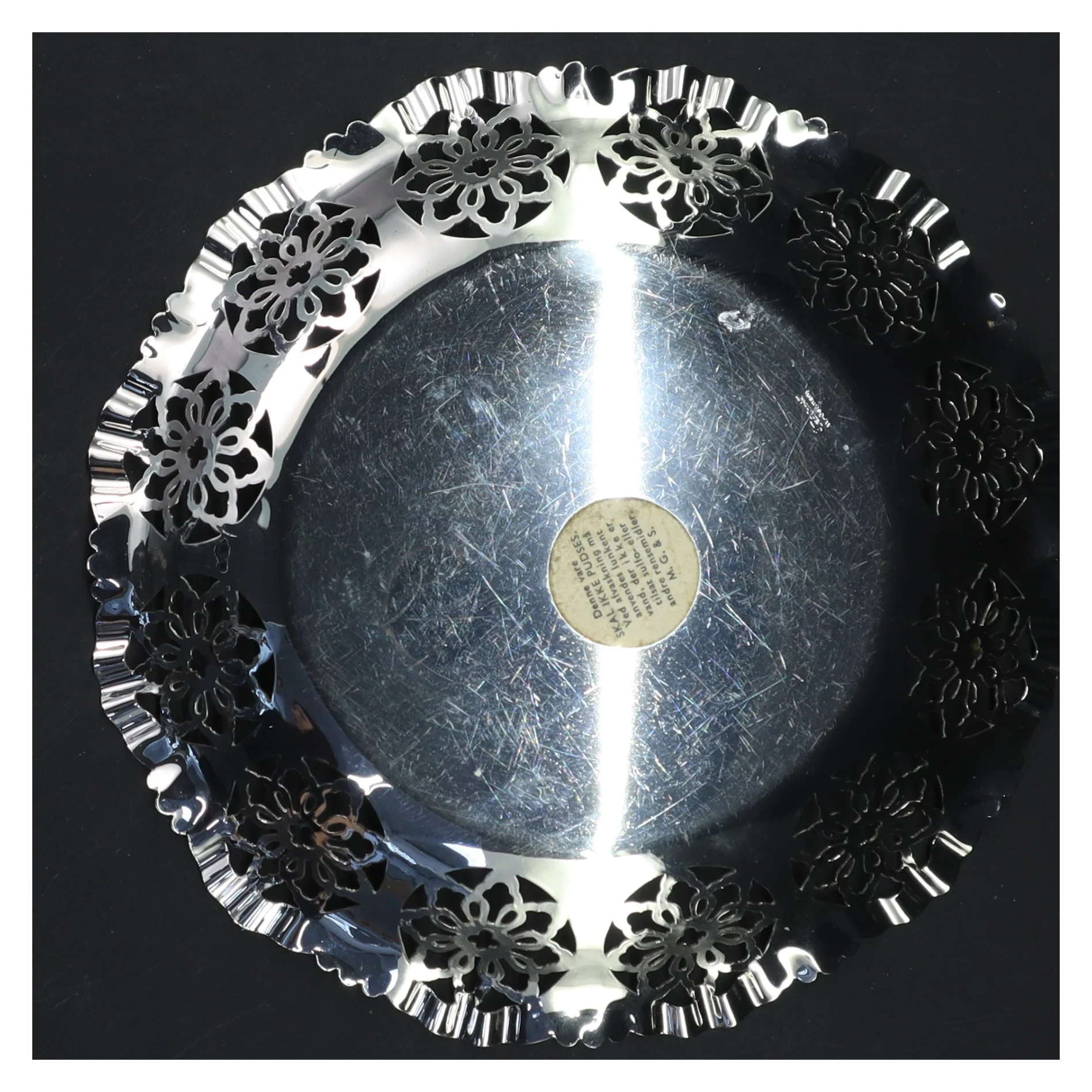 Nyt Sølvfad med blomsterdesign fra Dahl Guldsmed og Solvsmed (str. Ø 20x2 cm)