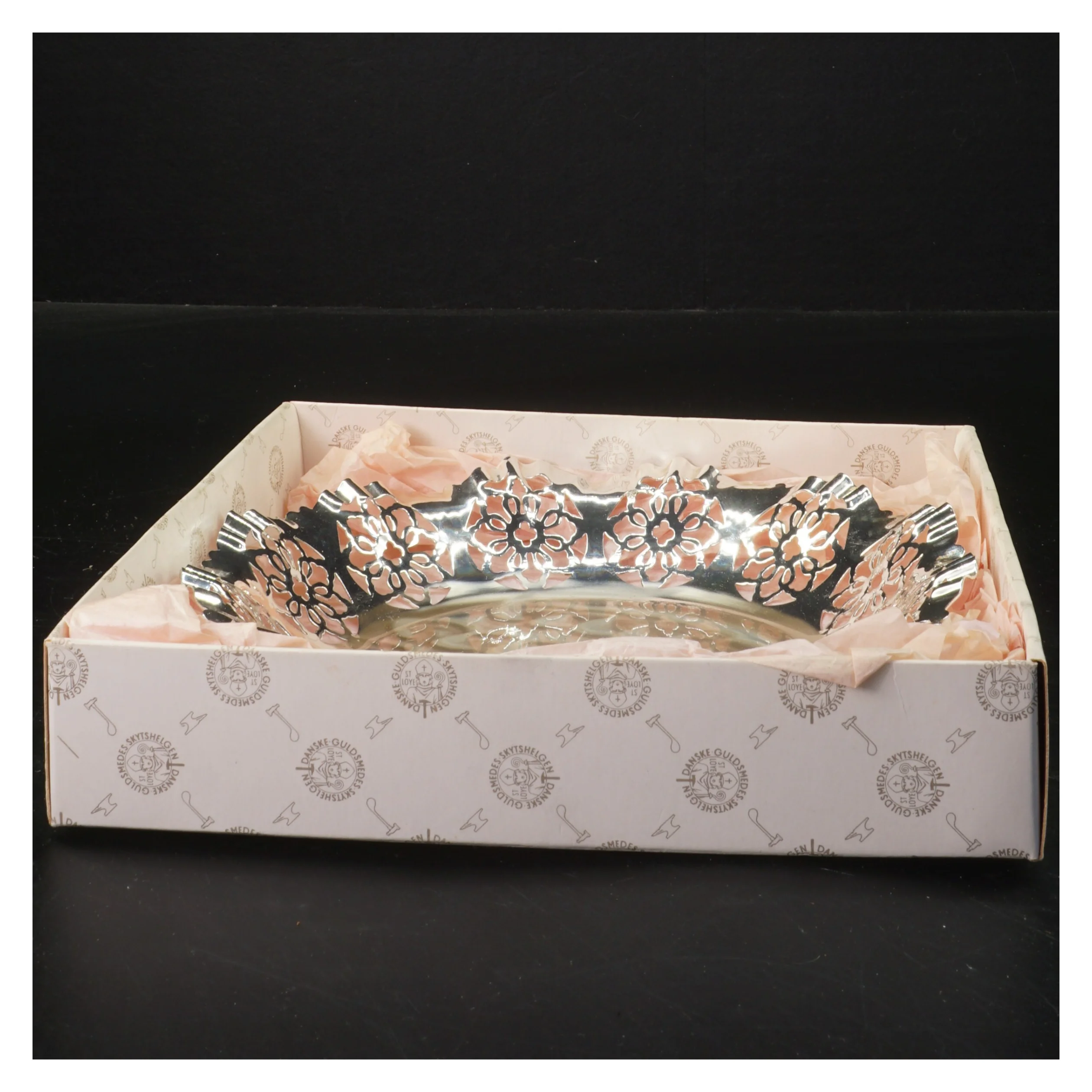 Nyt Sølvfad med blomsterdesign fra Dahl Guldsmed og Solvsmed (str. Ø 20x2 cm)