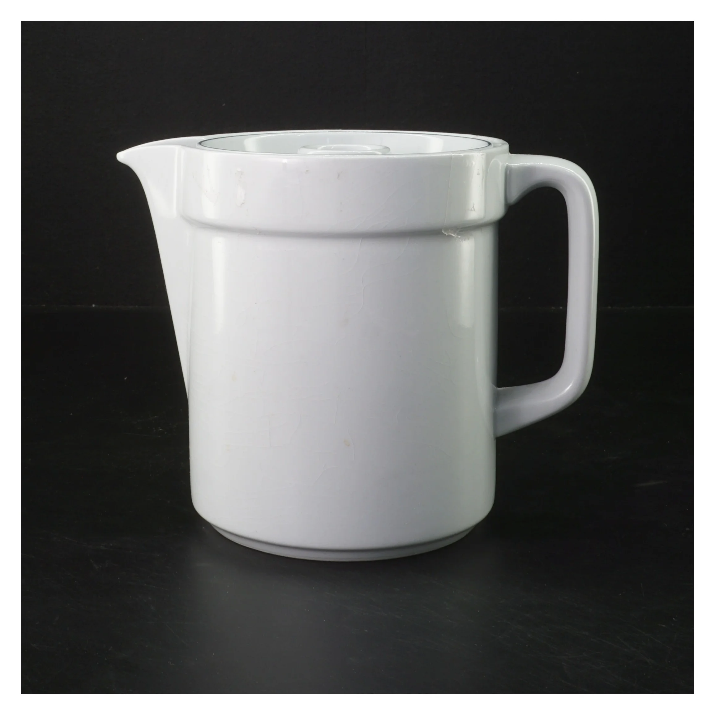 Hvid kande med låg fra blå kant (str. 15 cm)