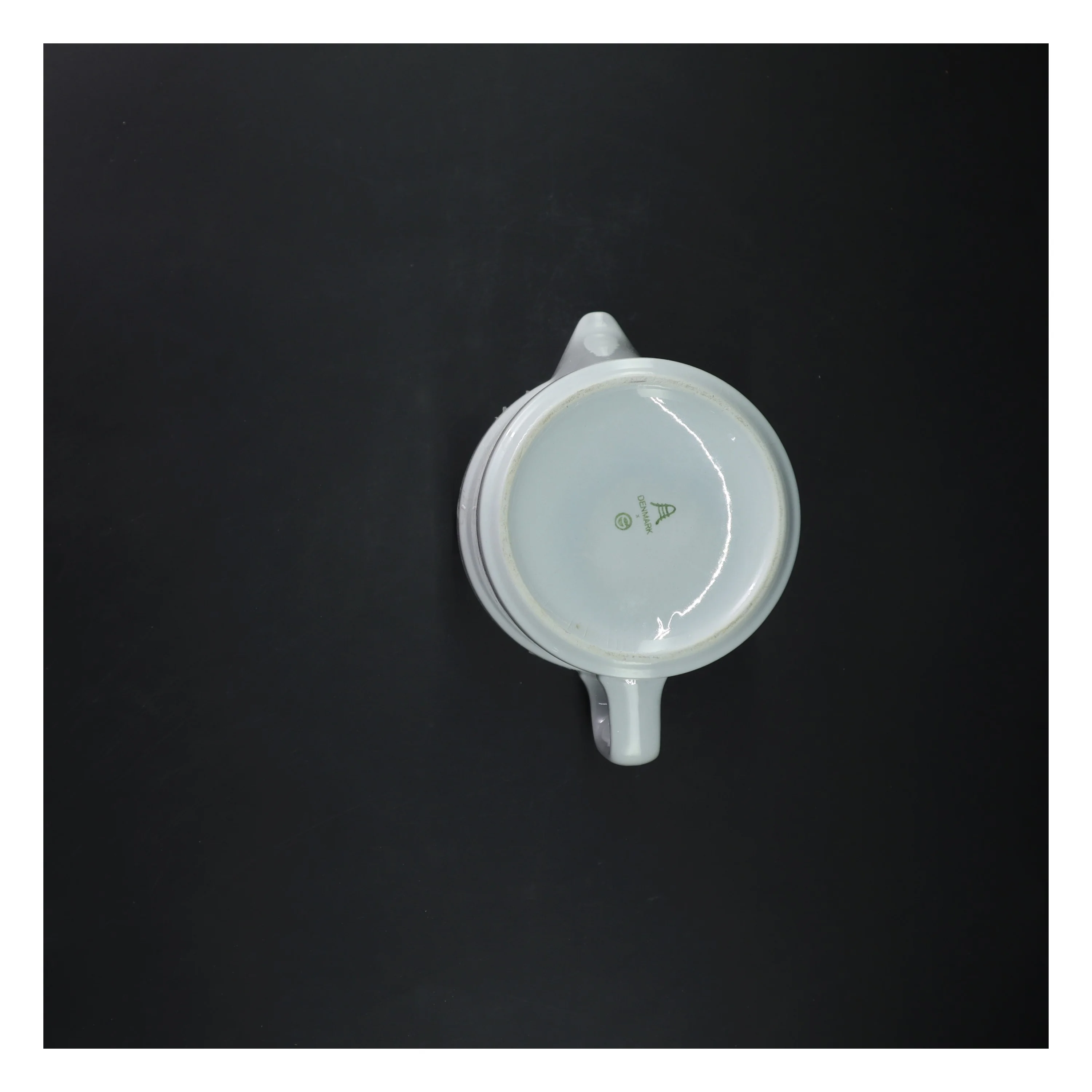 Hvid kande med låg fra blå kant (str. 15 cm)