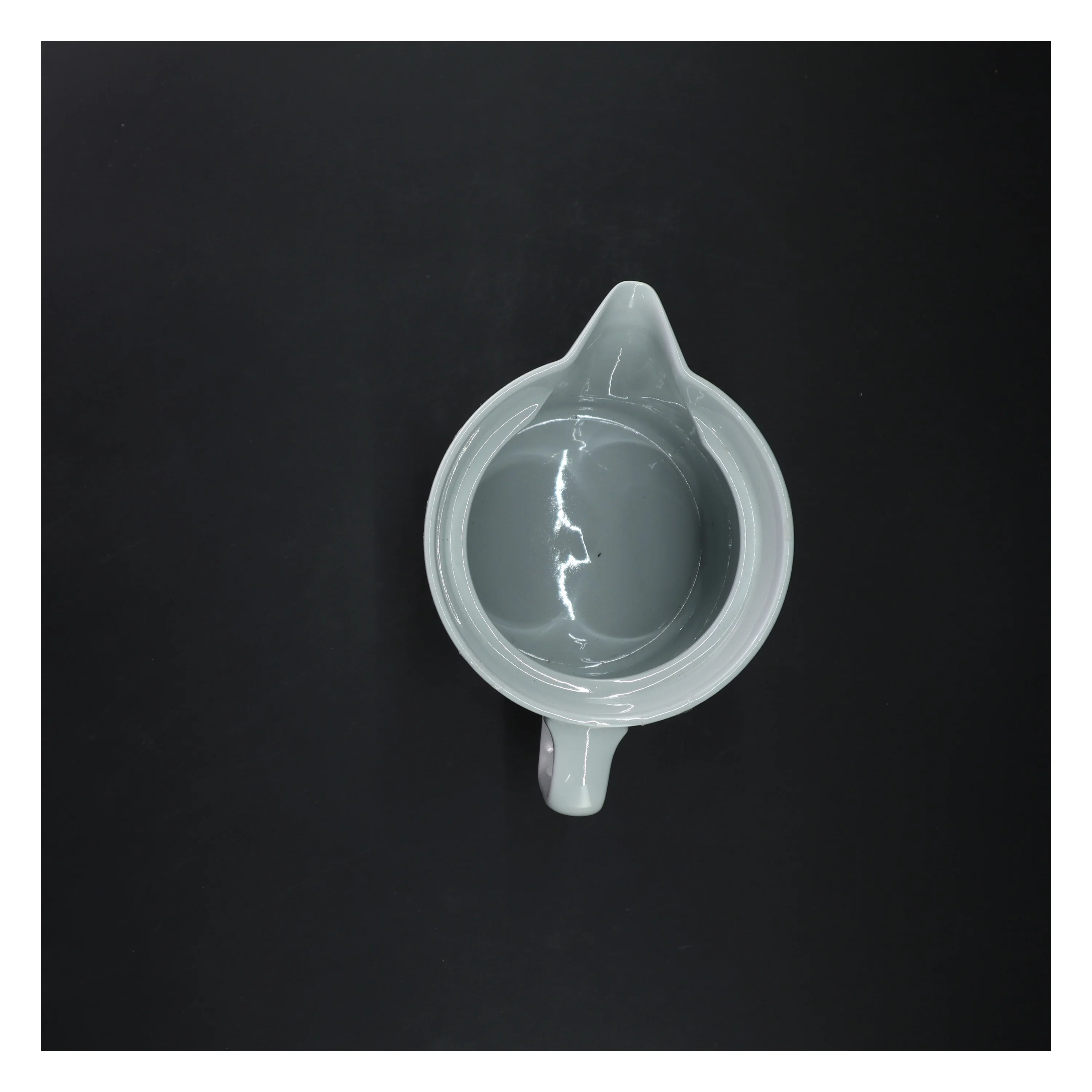 Hvid kande med låg fra blå kant (str. 15 cm)