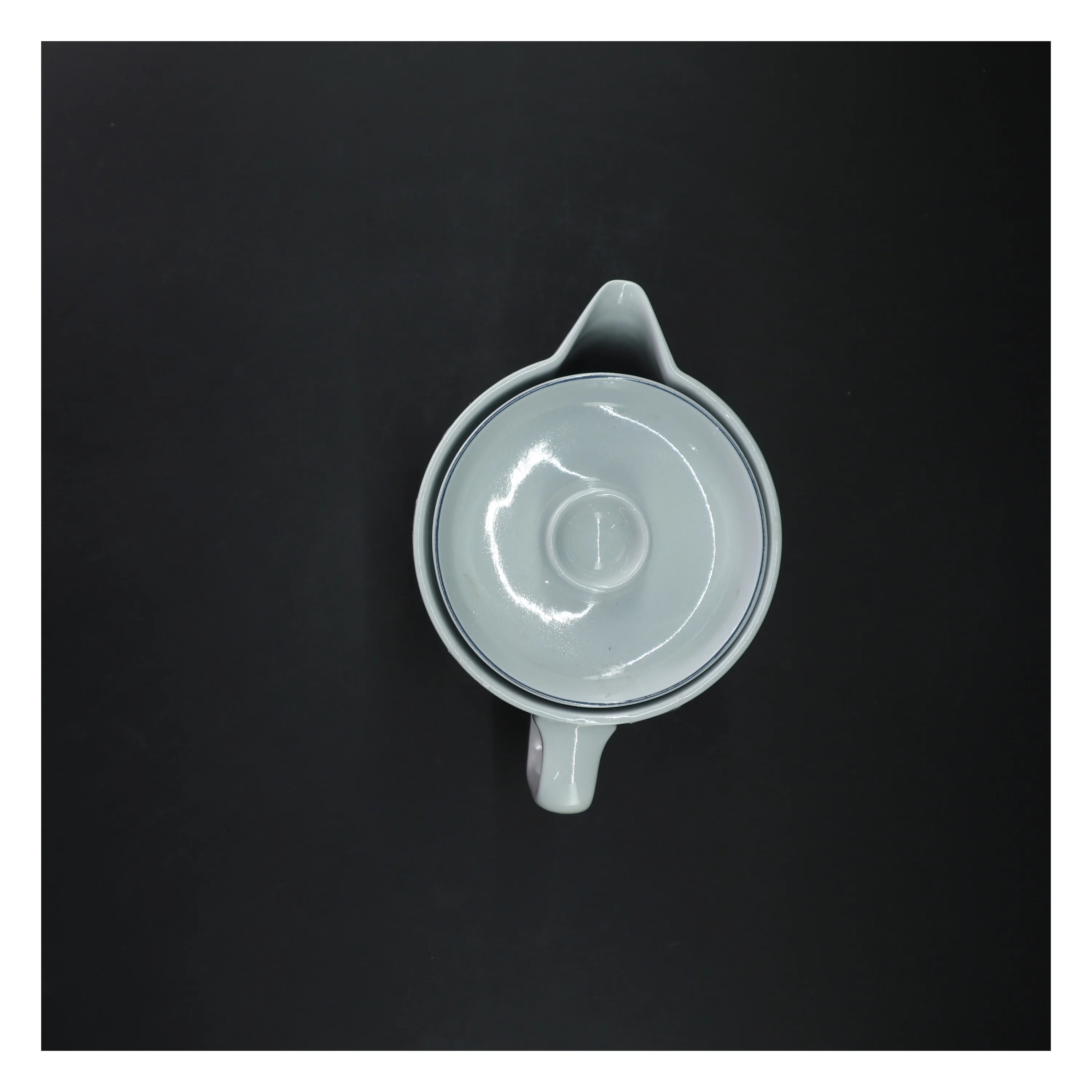 Hvid kande med låg fra blå kant (str. 15 cm)