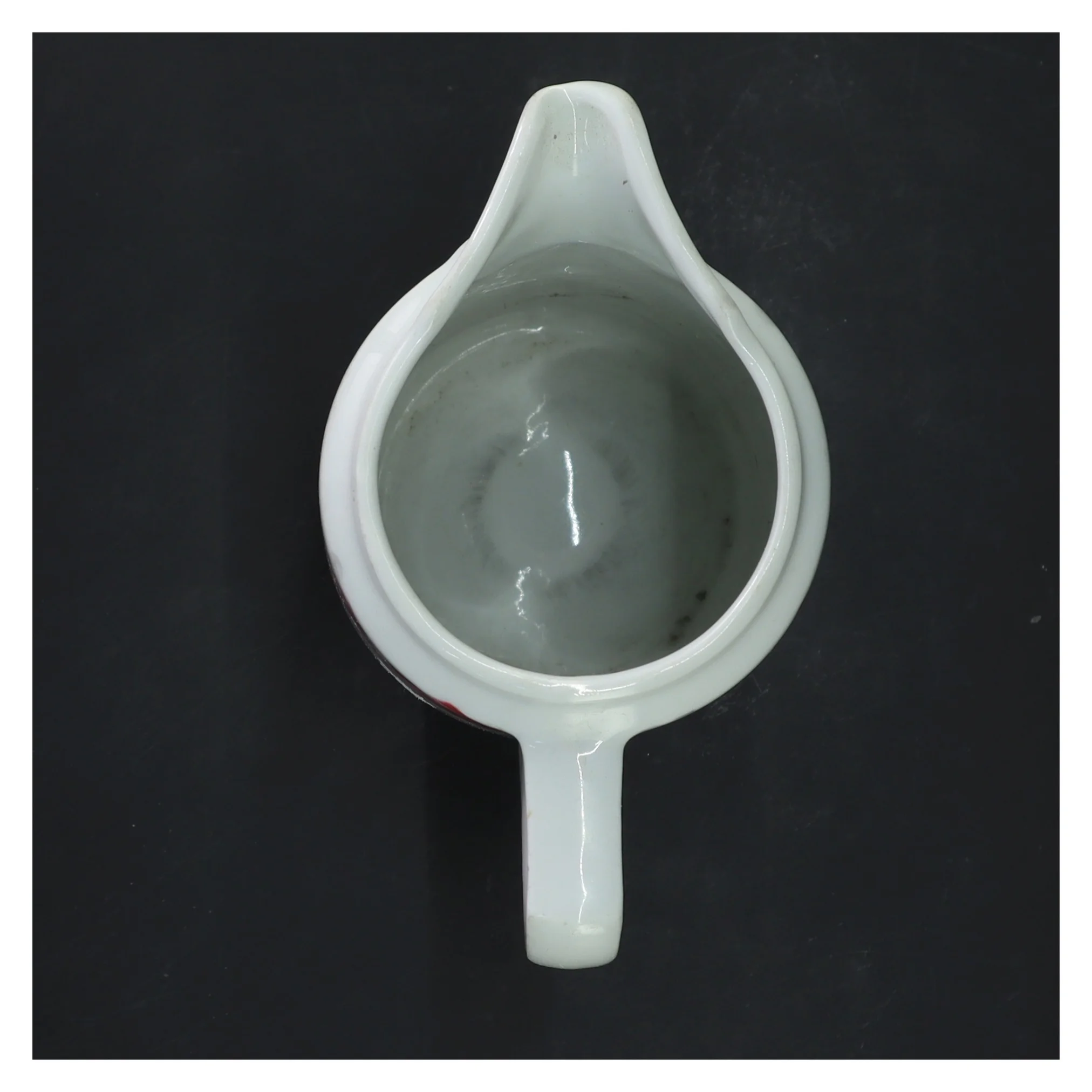 Hvid kande med blomstermønster (str. 16x9,5 cm)