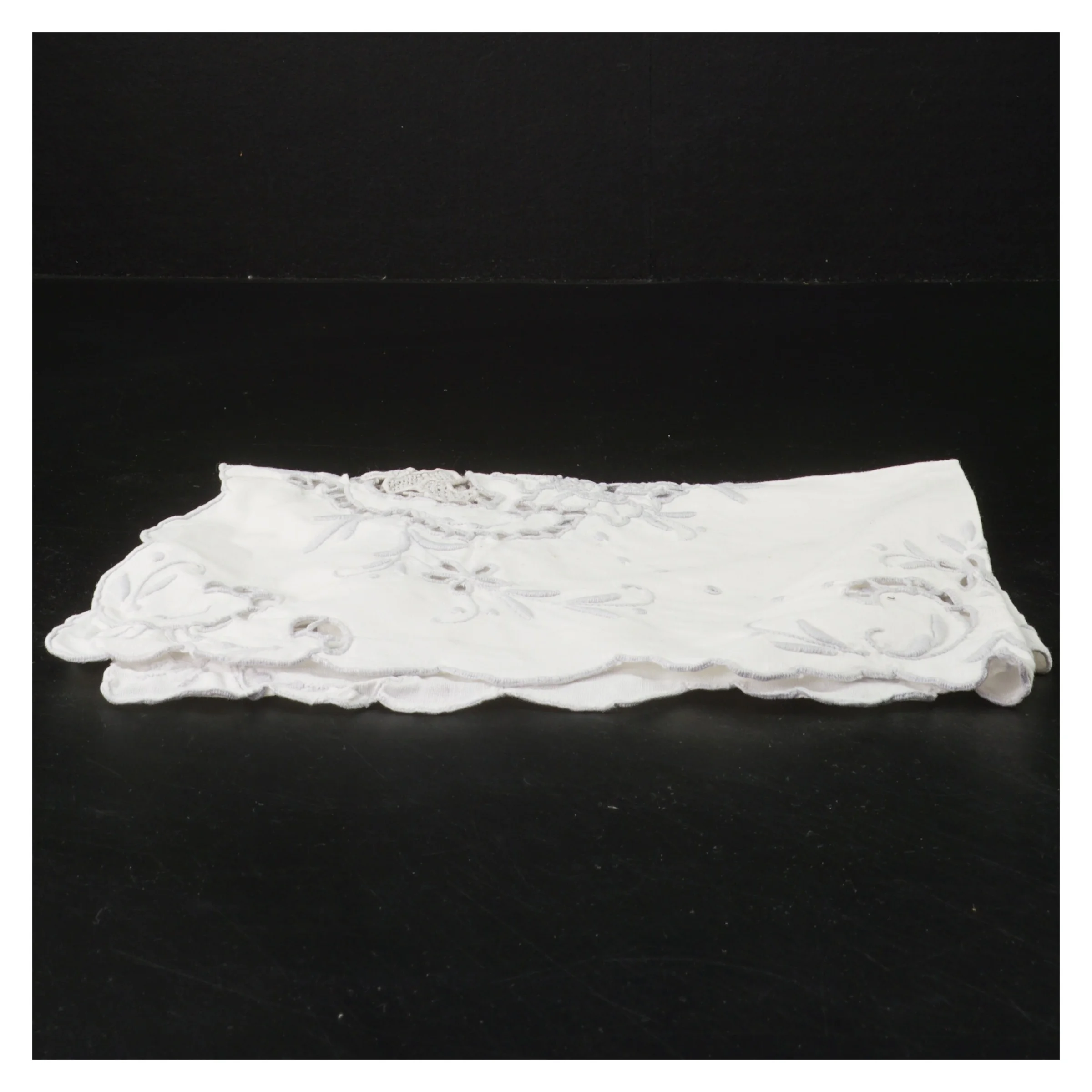 Broderet hvid dug (str. 31x45 cm)