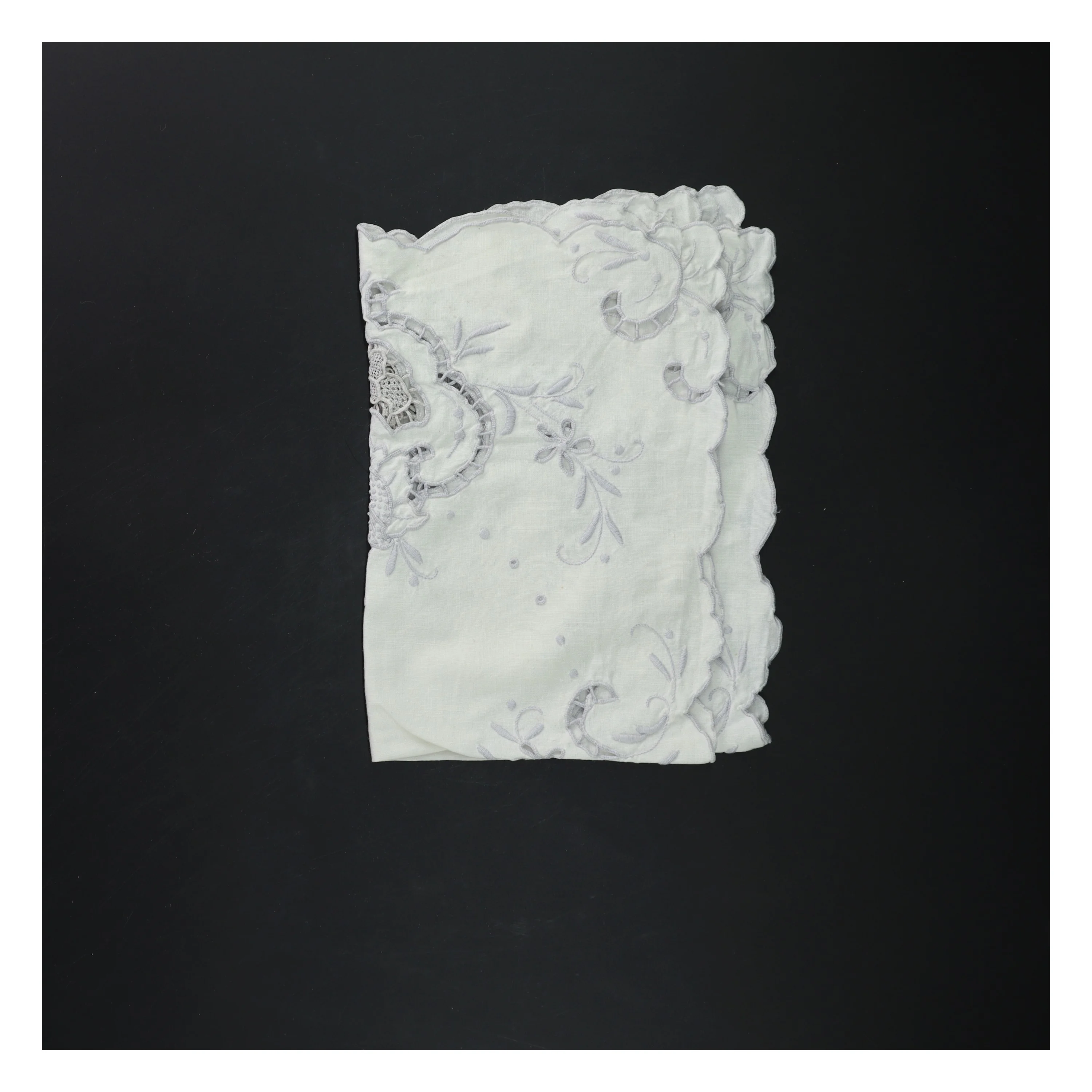 Broderet hvid dug (str. 31x45 cm)