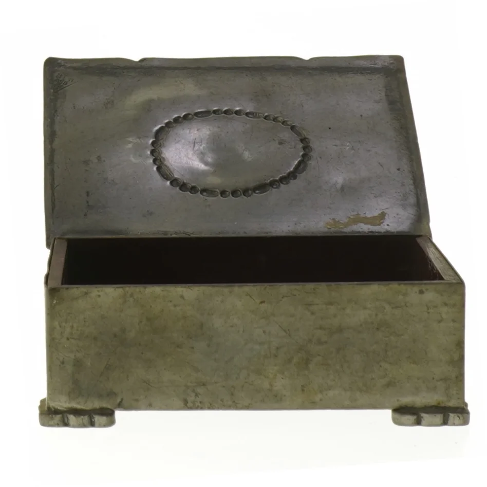 Gammel Dekorativ smykkeæske i tin(str. 11,5x9 cm)
