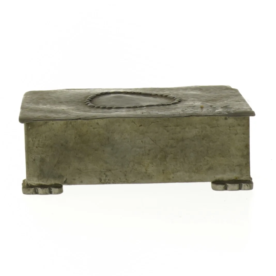 Gammel Dekorativ smykkeæske i tin(str. 11,5x9 cm)