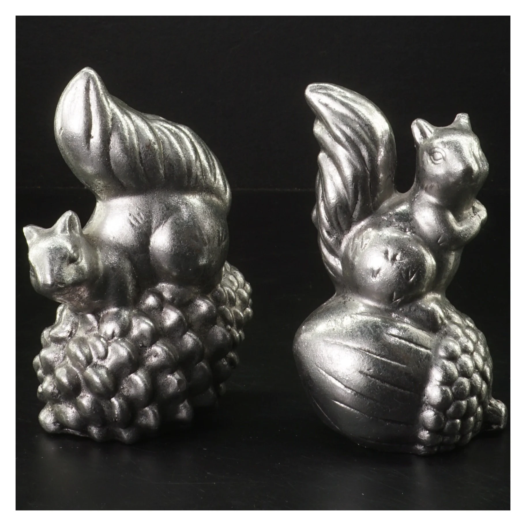 Dekorative egernfigurer i metal (str. 14x10 cm)
