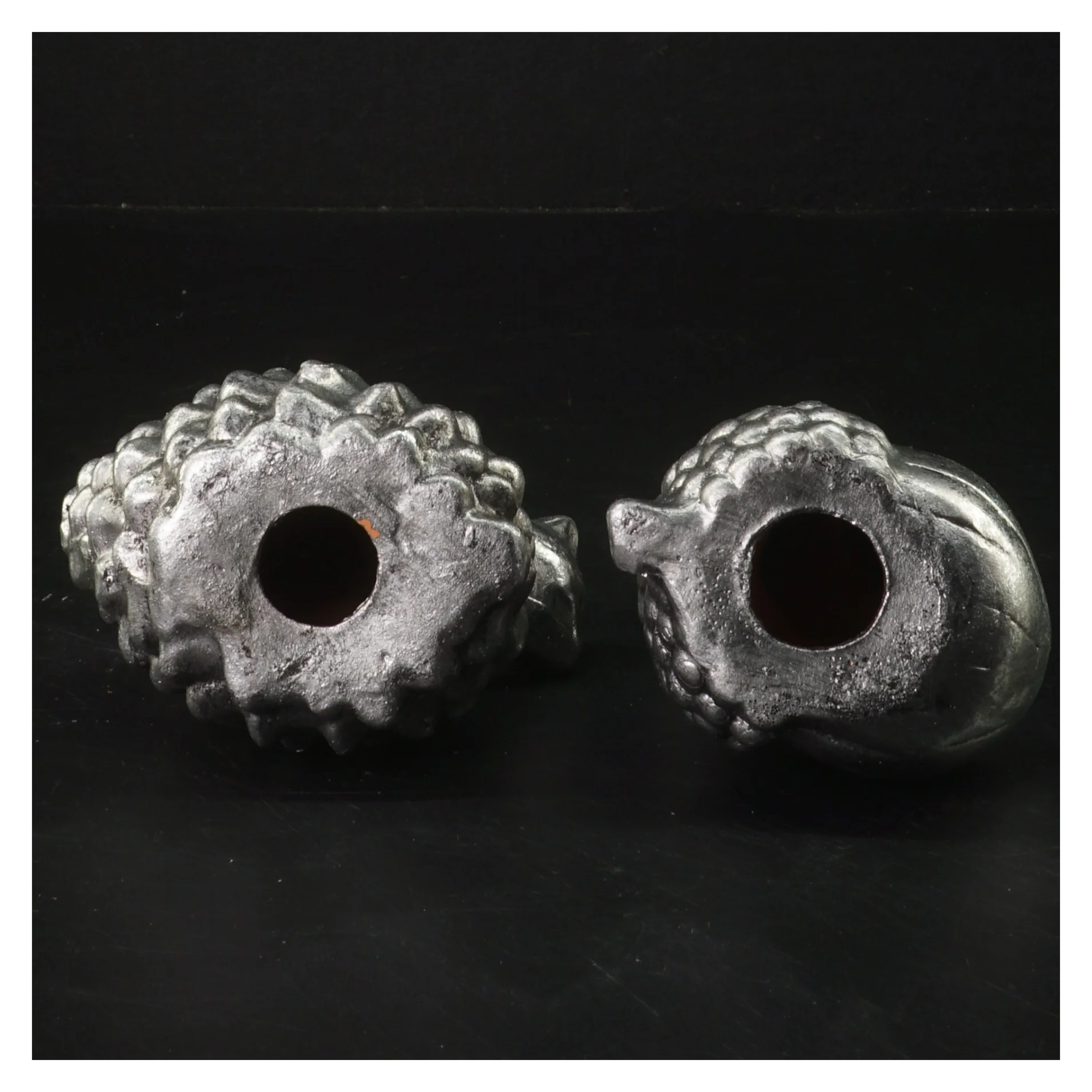 Dekorative egernfigurer i metal (str. 14x10 cm)