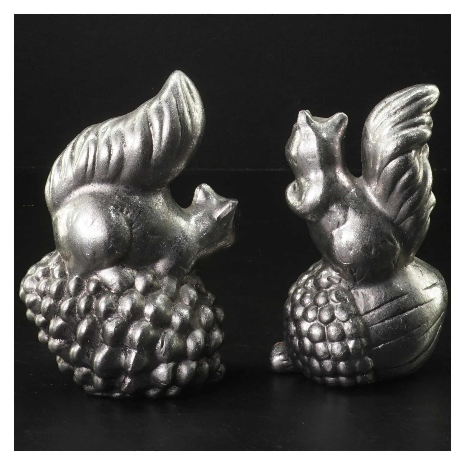 Dekorative egernfigurer i metal (str. 14x10 cm)