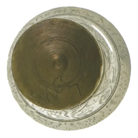 Dekorativ vase i bronze med indgraveret mønster (str. 5x6,5 cm)