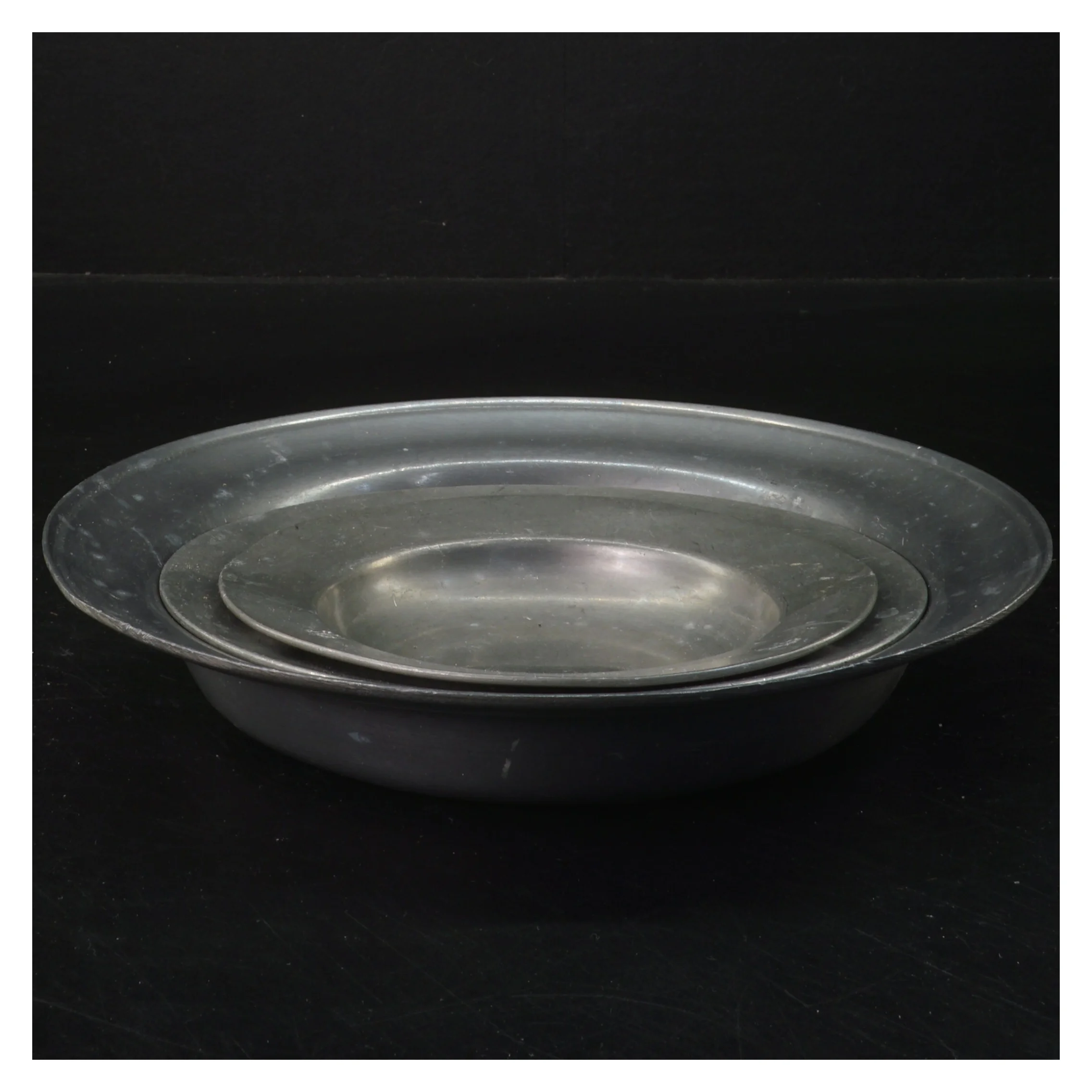 Sæt med tre gamle tinfade (str. Ø 22x3&ø17x1,5&ø14x1,5 cm)