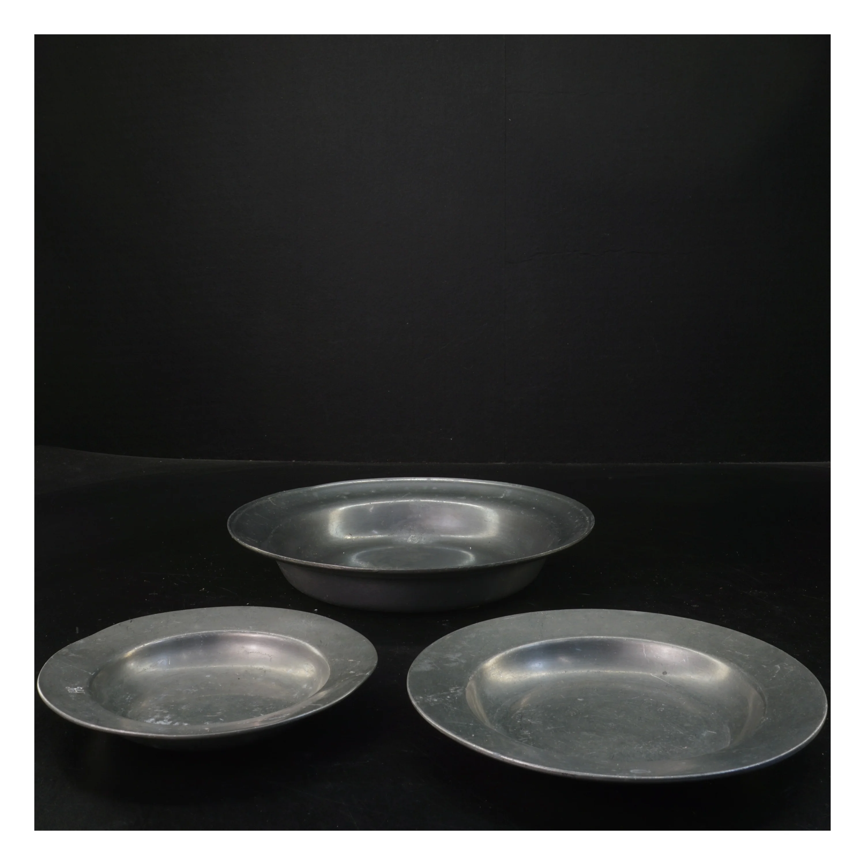 Sæt med tre gamle tinfade (str. Ø 22x3&ø17x1,5&ø14x1,5 cm)