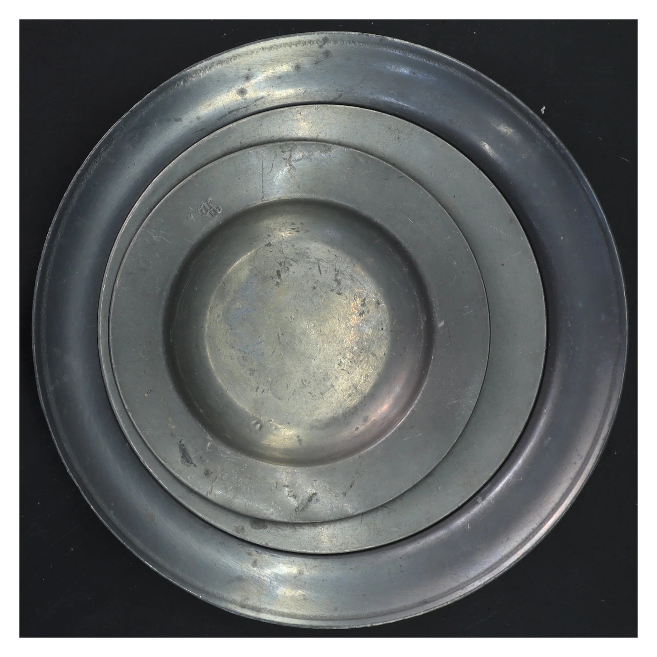 Sæt med tre gamle tinfade (str. Ø 22x3&ø17x1,5&ø14x1,5 cm)