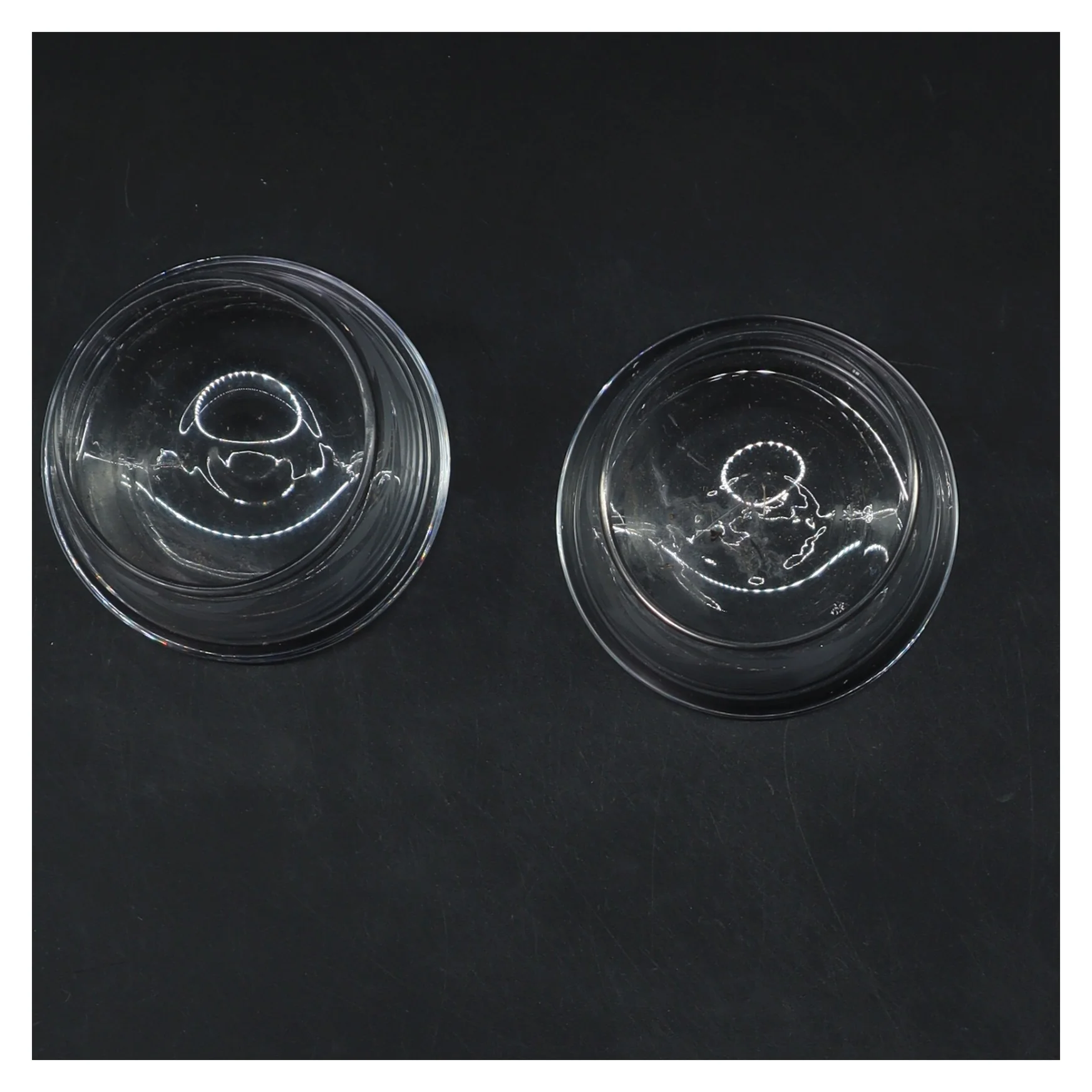 Glas lysestager med bladmønster (str. Ø 5,5 cm højde 5,5 cm)