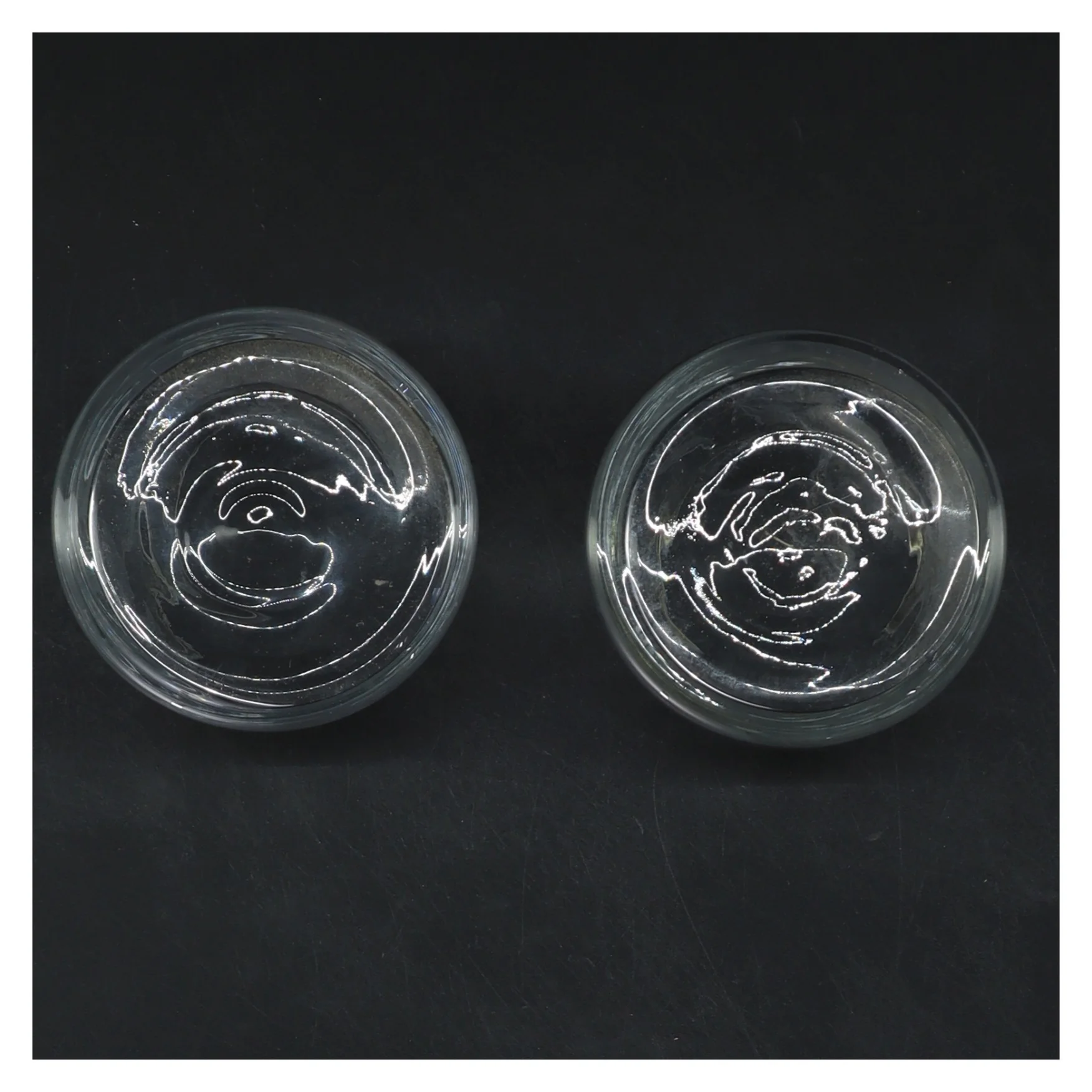 Glas lysestager med bladmønster (str. Ø 5,5 cm højde 5,5 cm)