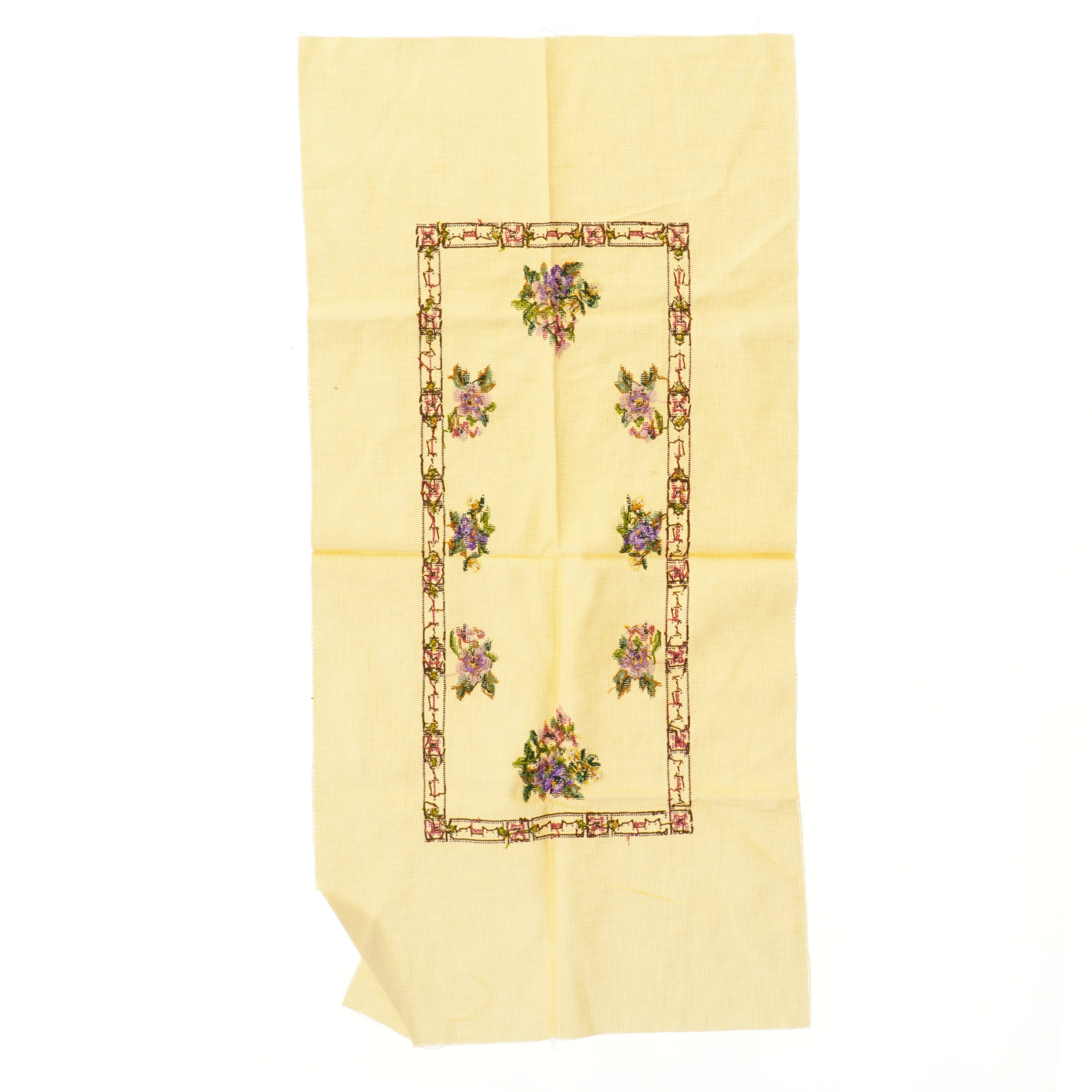 Gul broderet dug (str. 83x41 cm)