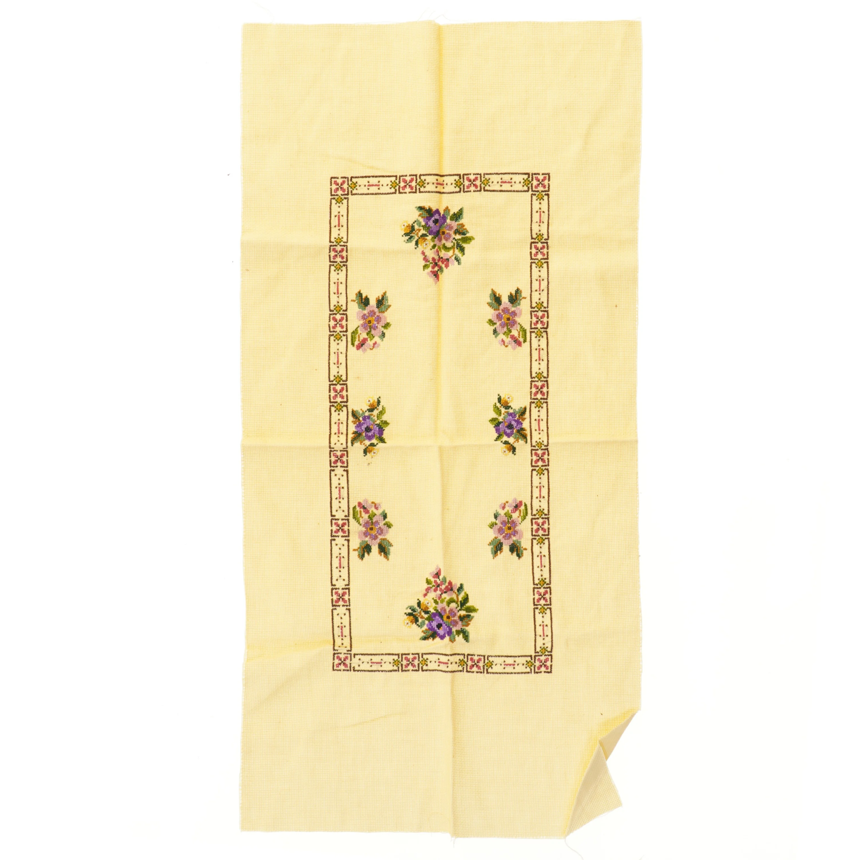 Gul broderet dug (str. 83x41 cm)