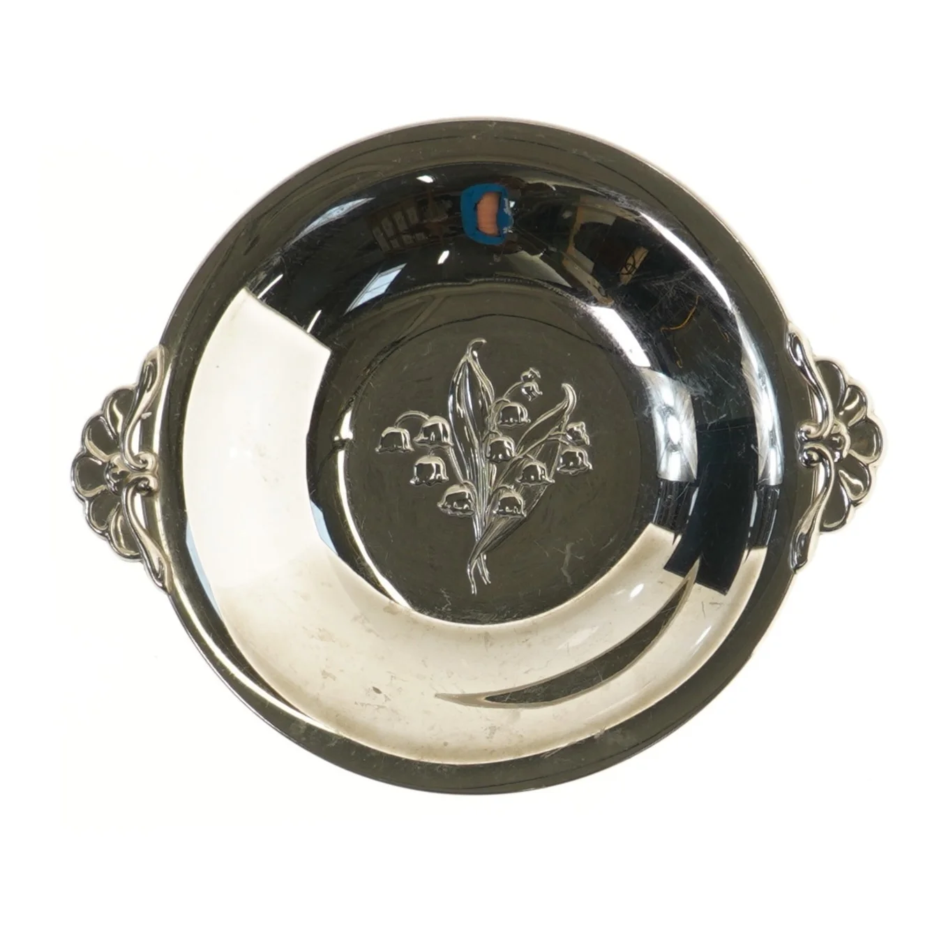 Sølvfarvet dekorationsfad med indgraveret blomsterdesign (str. Ø 20 cm)