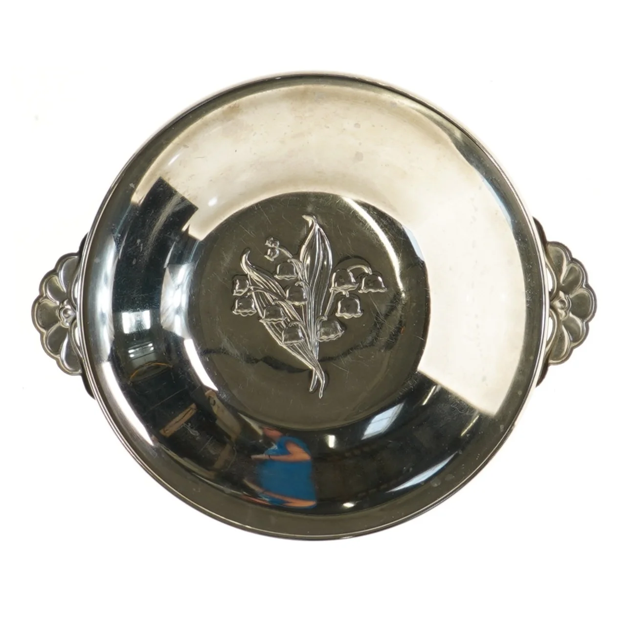 Sølvfarvet dekorationsfad med indgraveret blomsterdesign (str. Ø 20 cm)