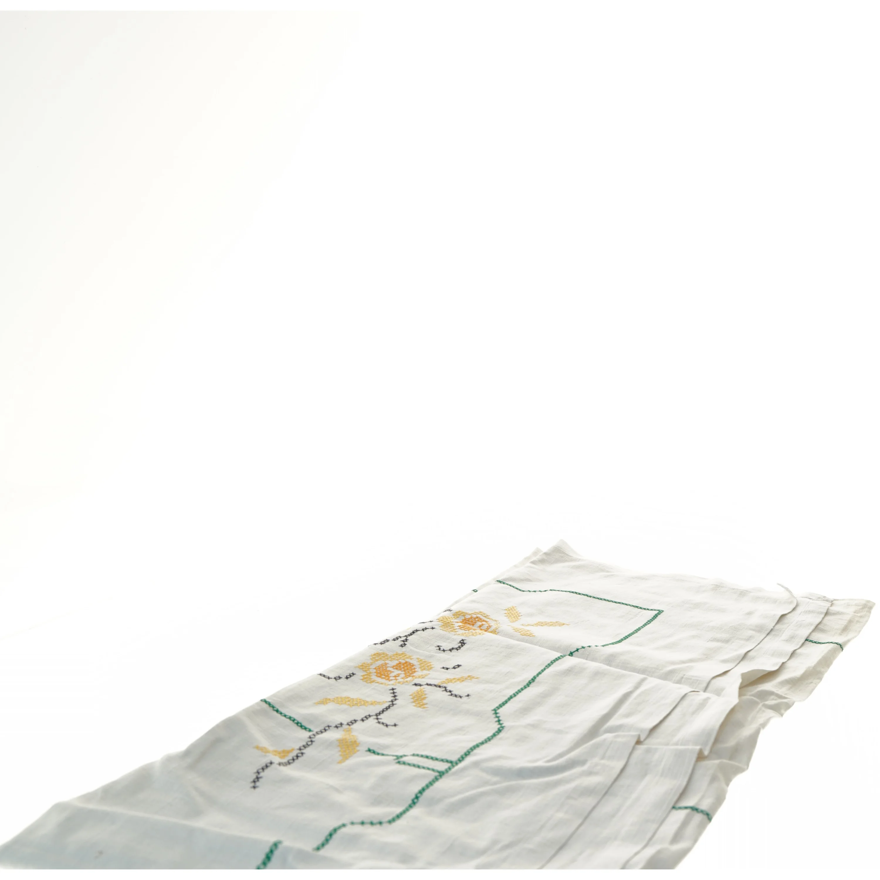 Broderet dug med blomsterdesign (str. 140x130 cm)