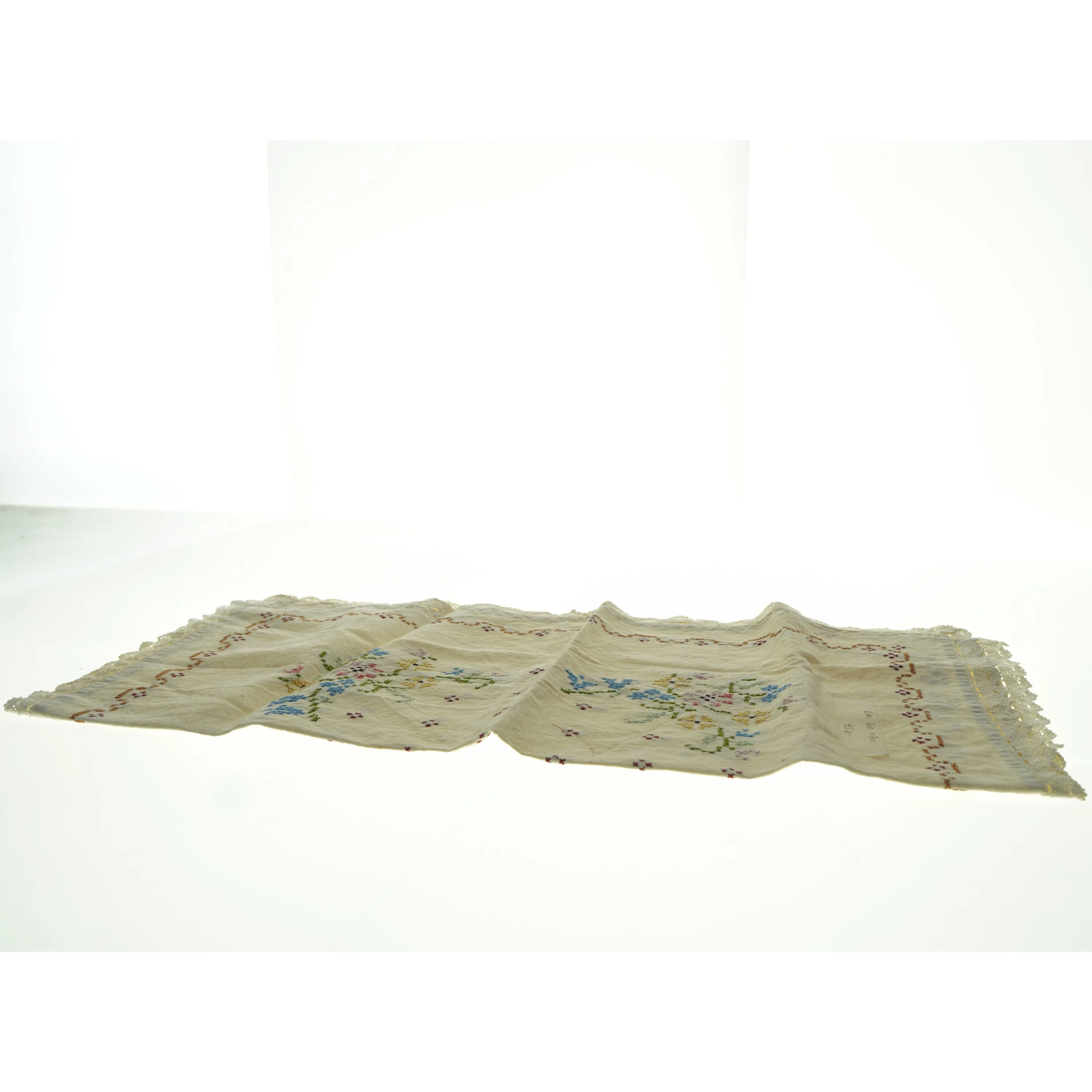 Broderet dug med blomstermotiver (str. 63 x 65 cm)