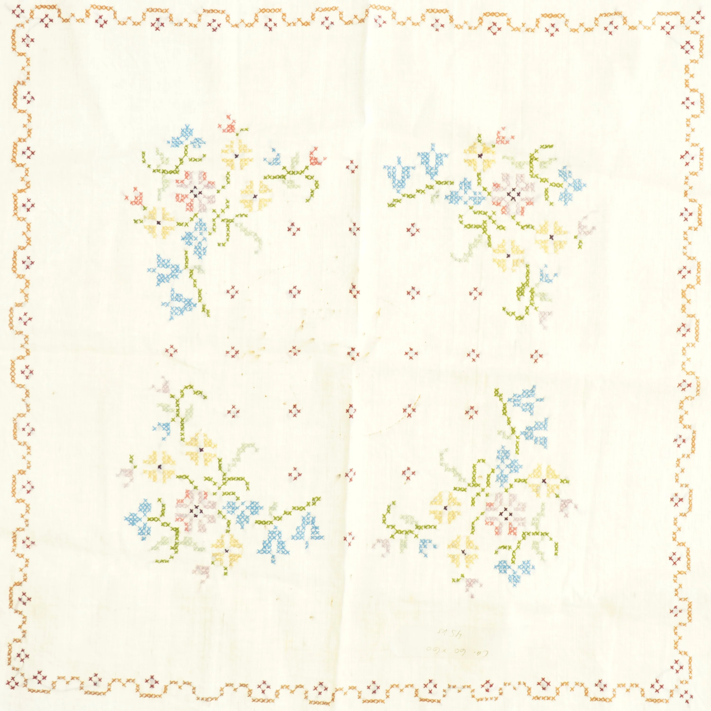 Broderet dug med blomstermotiver (str. 63 x 65 cm)