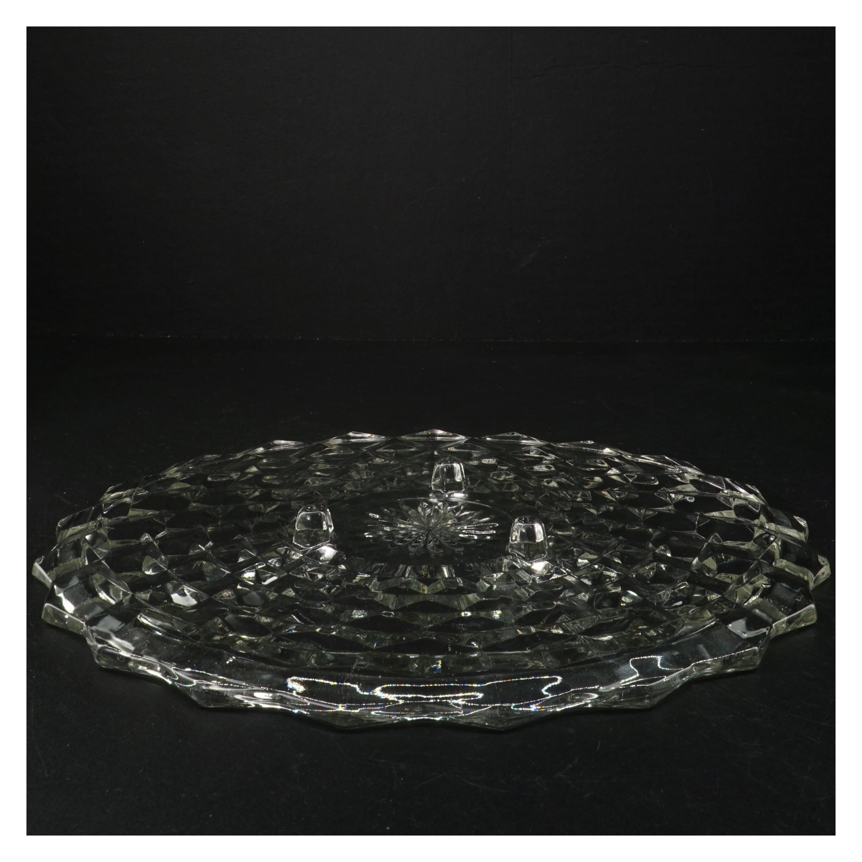 Glasfad med dekorativt mønster (str. 31 cm i diameter)