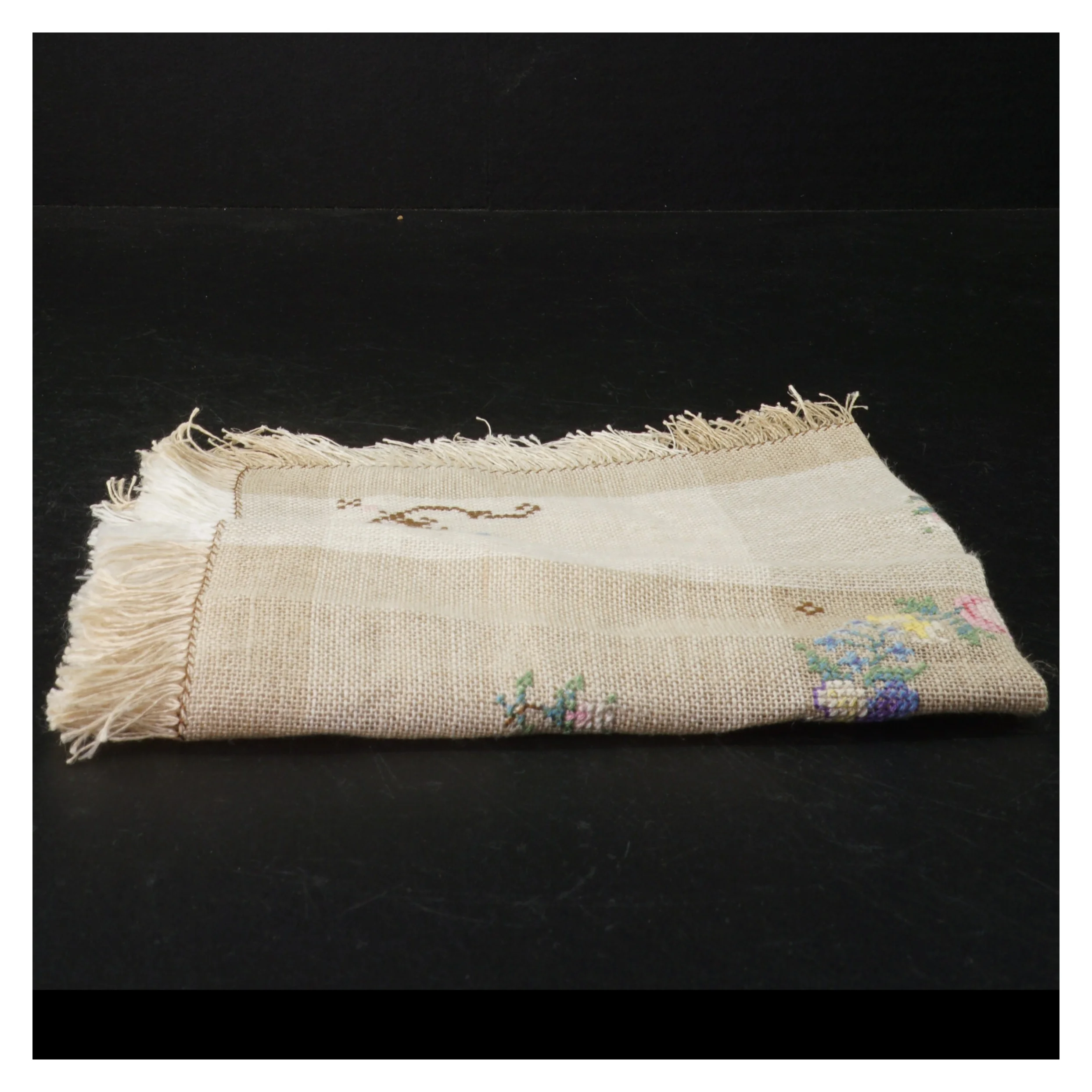 Broderet lille dug (str. 36 x 36 cm)