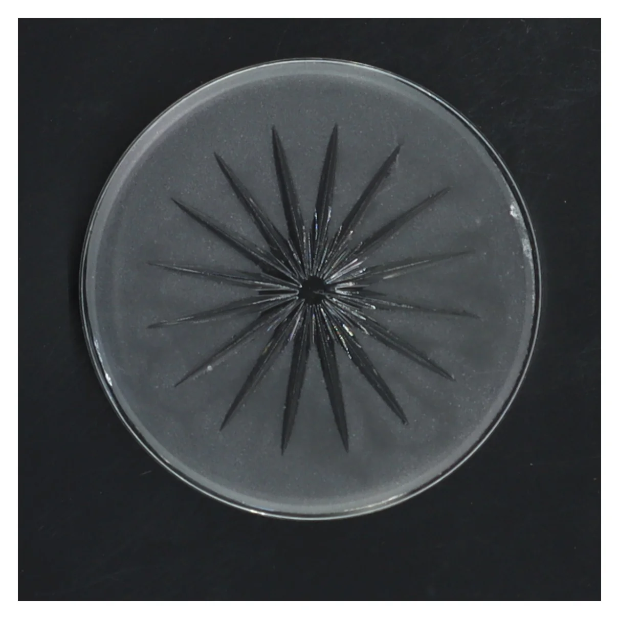 Rund glasaskebæger med stjernemønster (str. Ø 10 cm)