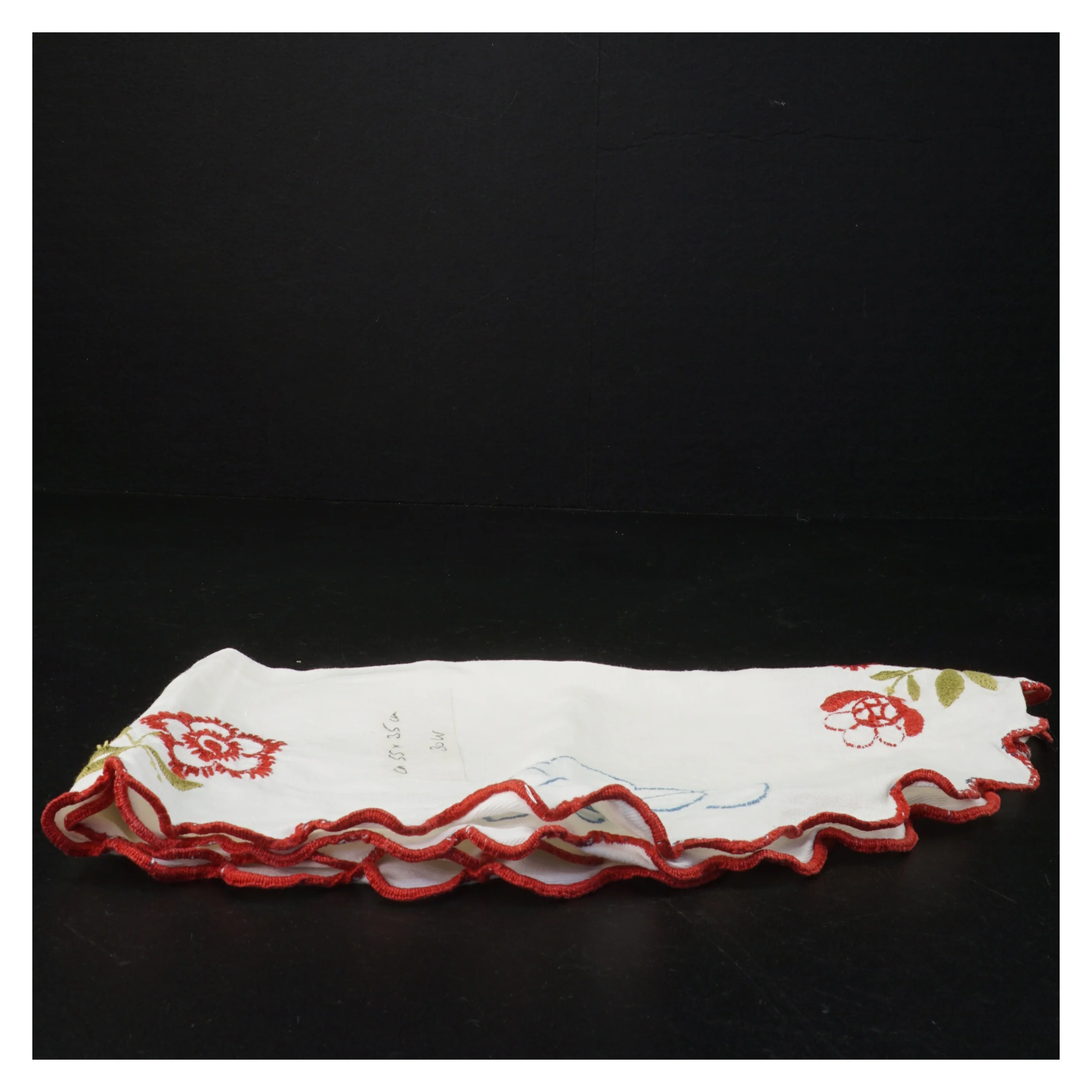 Broderet dug med blondekant (str. 58 x 35 cm)