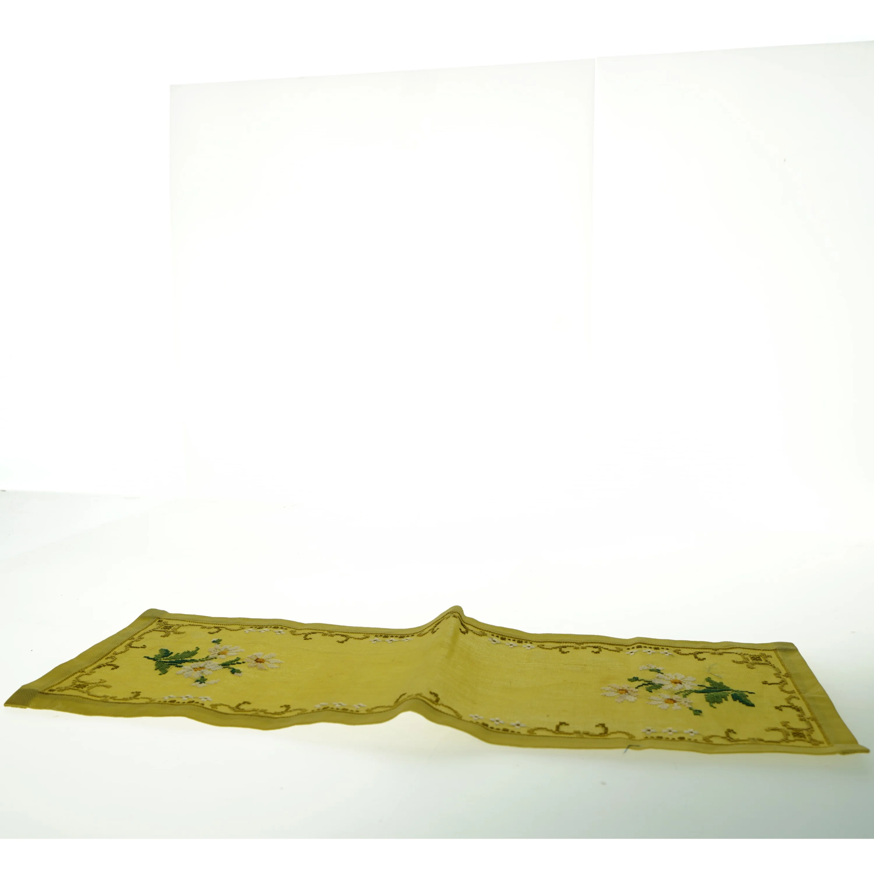 Broderet gul bordløber (str. 22x57 cm)