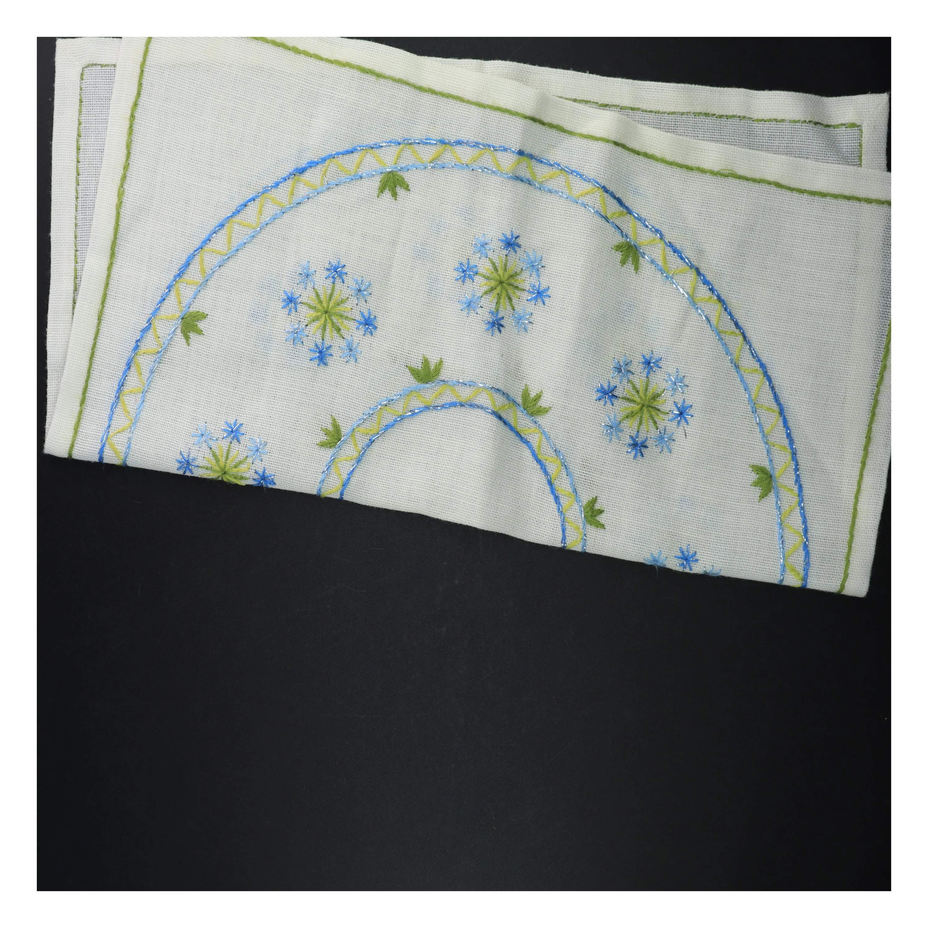 Broderet dug (str. 49 x 49 cm)