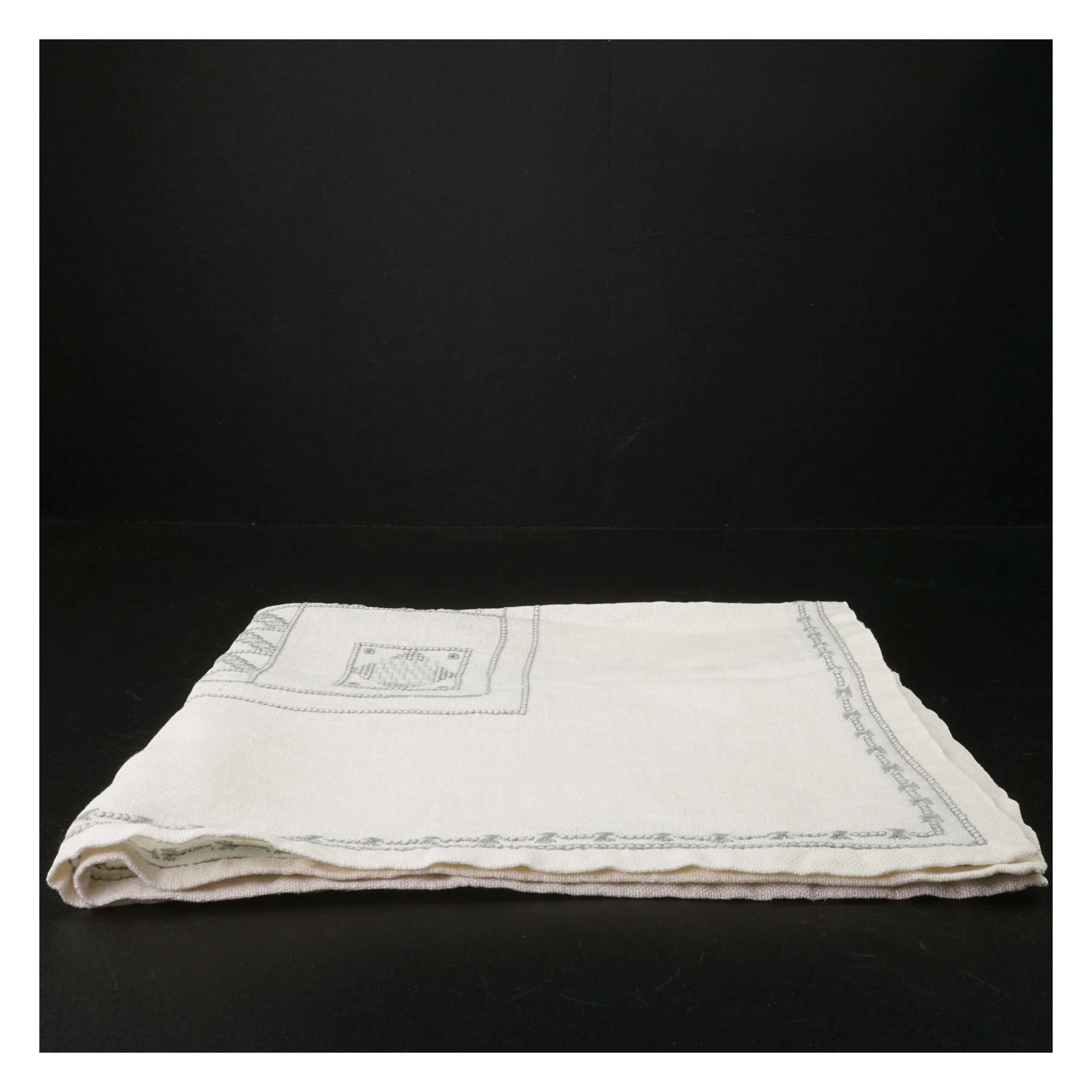 Broderet hvid dug (str. 60 x 60 cm)