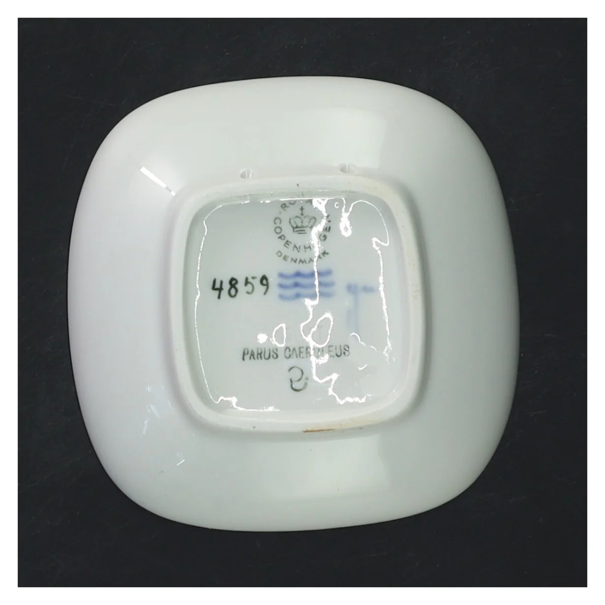 Lille porcelænsskål med fuglemotiv fra Royal Copenhagen (str. 10,5 cm)