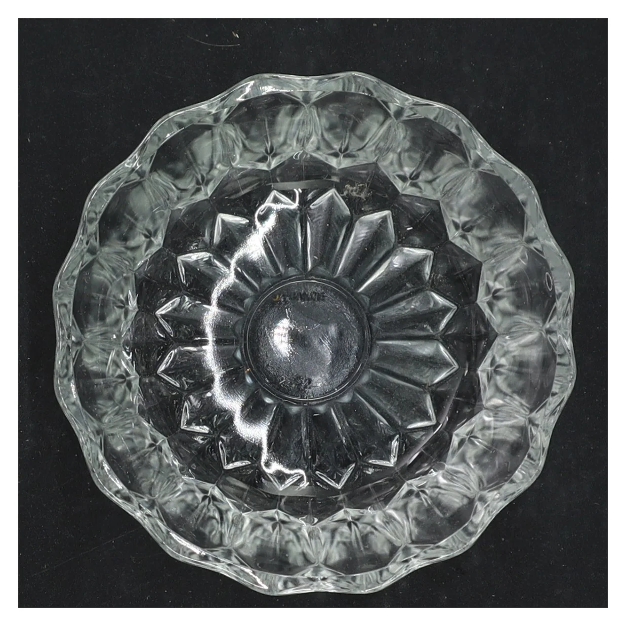 Krystal skål? (str. 11 cm i diameter og 4 cm høj)