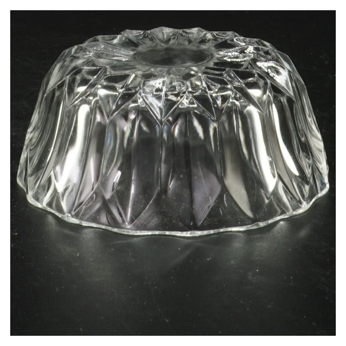 Krystal skål? (str. 11 cm i diameter og 4 cm høj)