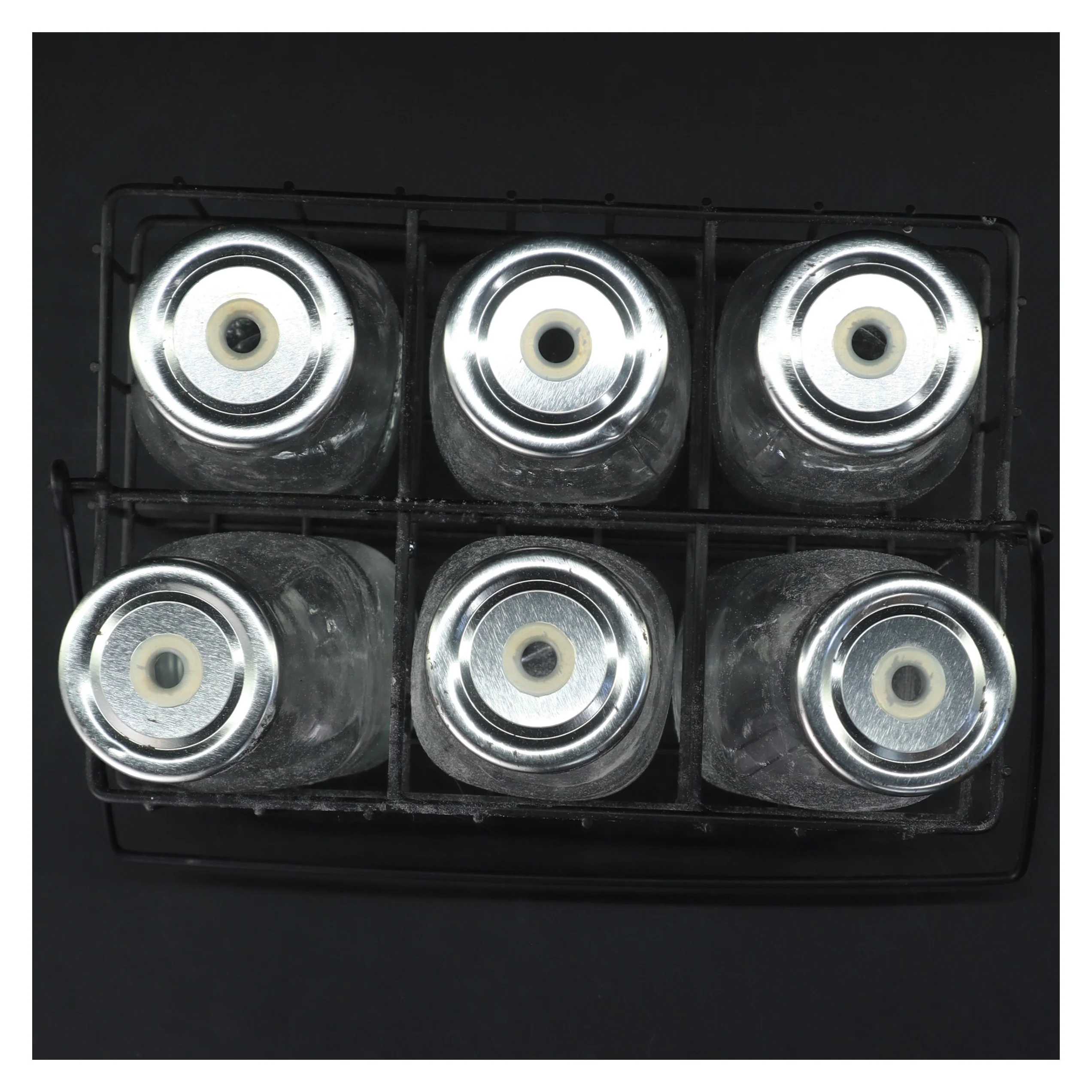 Metal trådkurv med mælkeflasker (str. 21x14,5 cm)