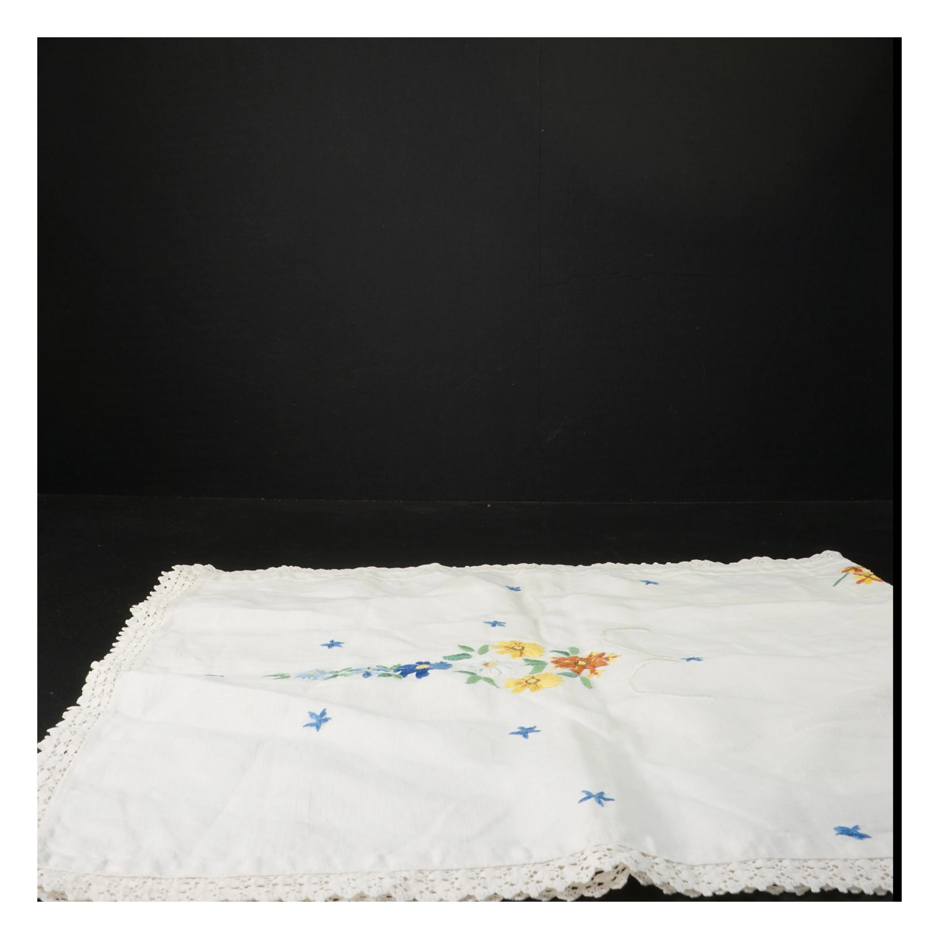 Broderet dug/bordløber med hæklet kant (str. 40 x 90 cm)