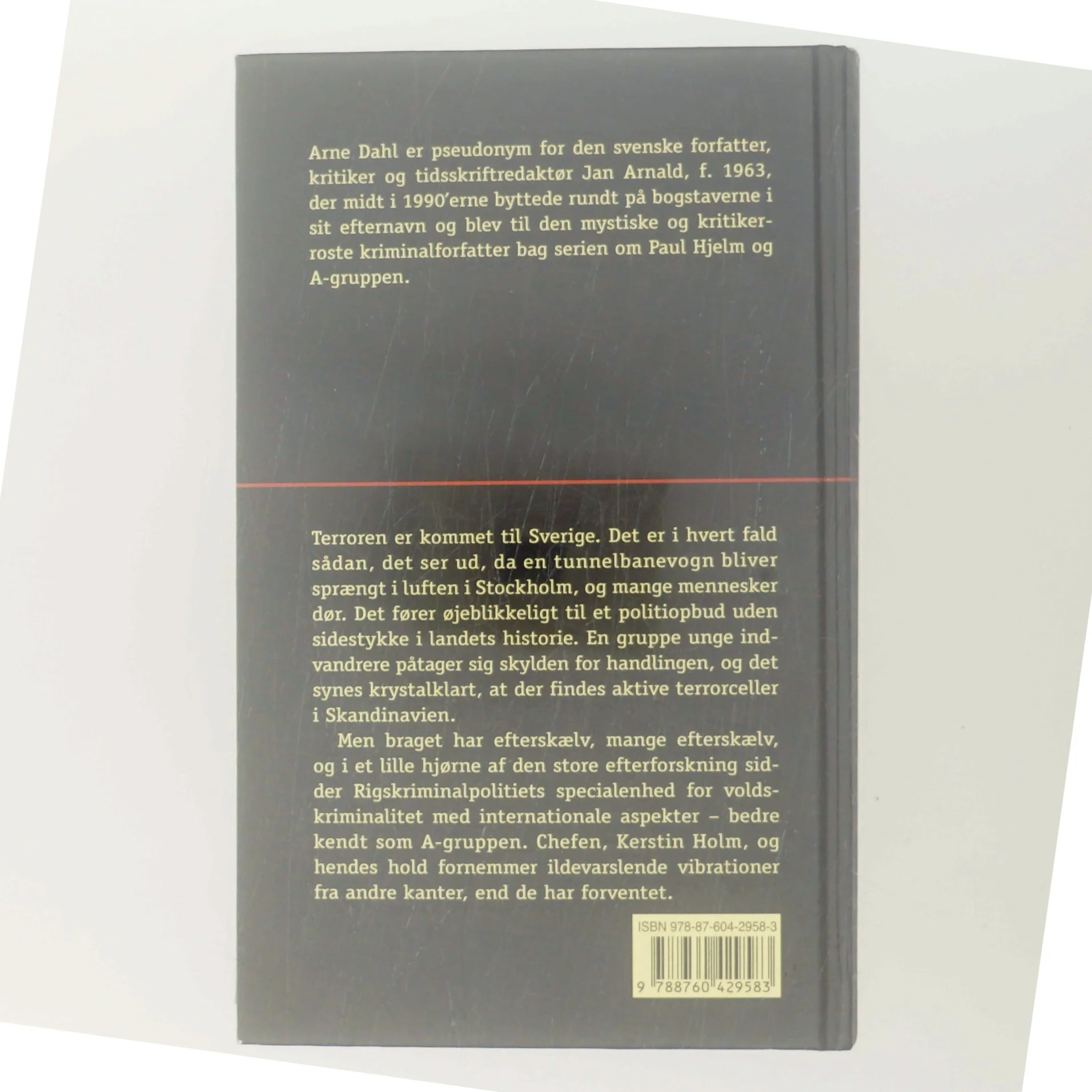 Efterskælv : kriminalroman af Arne Dahl (f. 1963) (Bog)